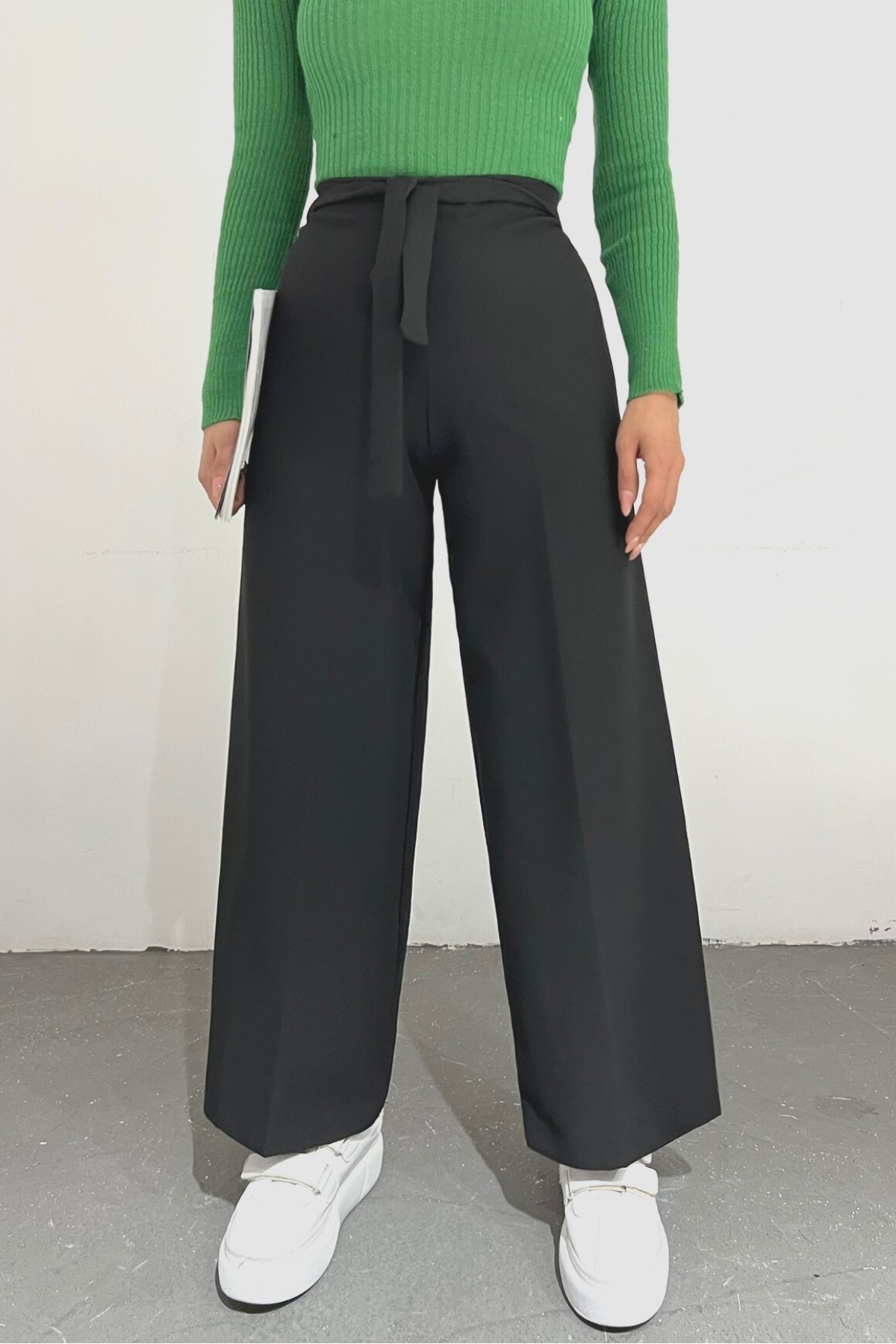 Duble Kumaş Beli Kuşaklı Bol Paça Pantolon -Siyah