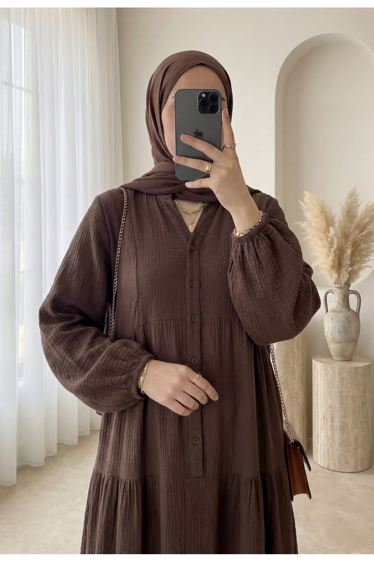 V Yaka Yarım Düğmeli Kolu Lastikli Parçalı Müslin Elbise -K. Kahve