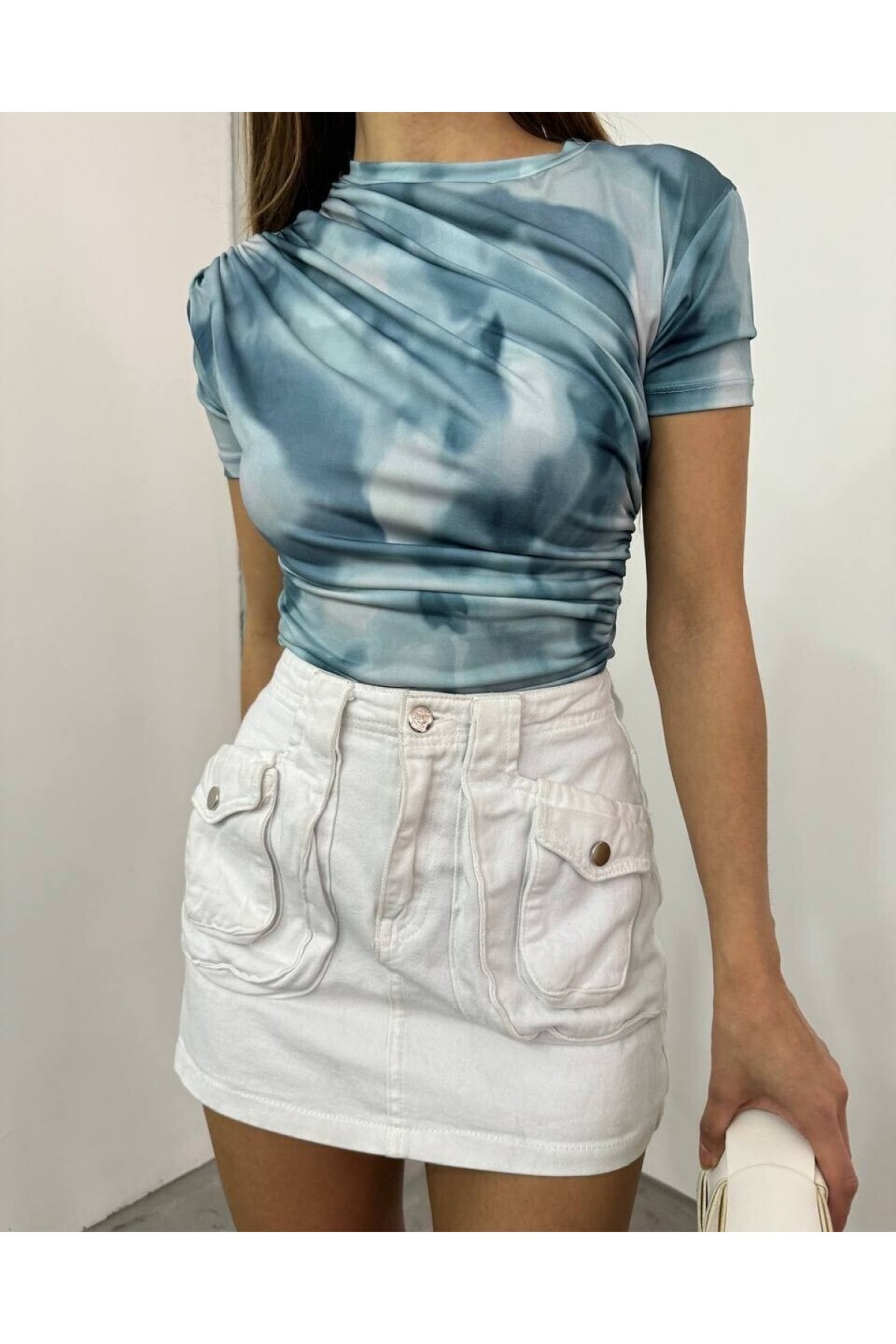 Bel Omuz Büzgülü Batik Baskı Sendy Bluz -Açık Mavi