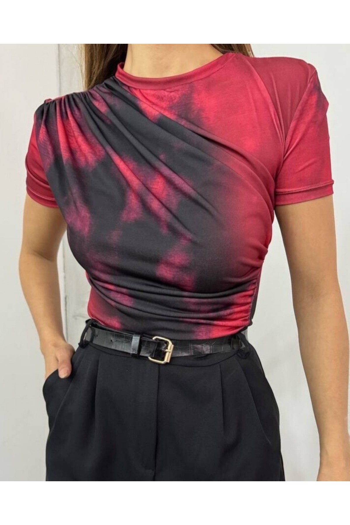 Bel Omuz Büzgülü Batik Baskı Sendy Bluz  -Kırmızı