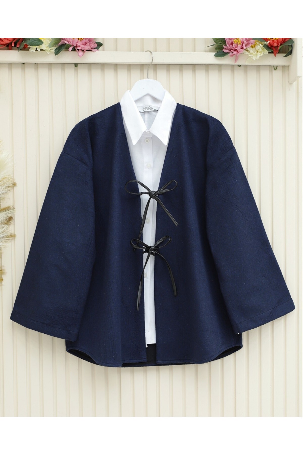 Önü Bağcıklı Oval Kesim Kaşe Kimono  -Laci