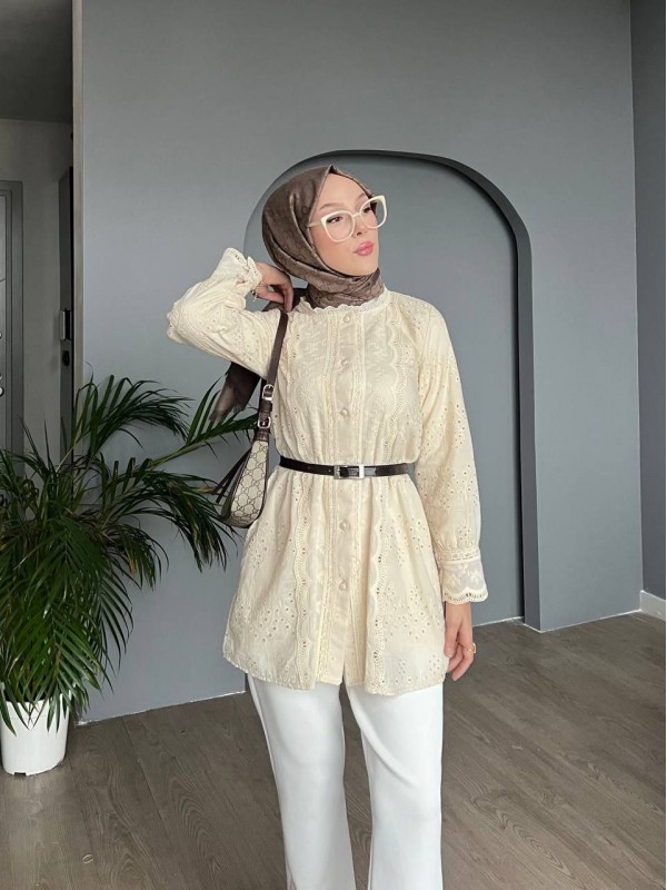 Yakası Ve Kolu Dantelli Top Düğmeli Astarlı Gömlek -Bej