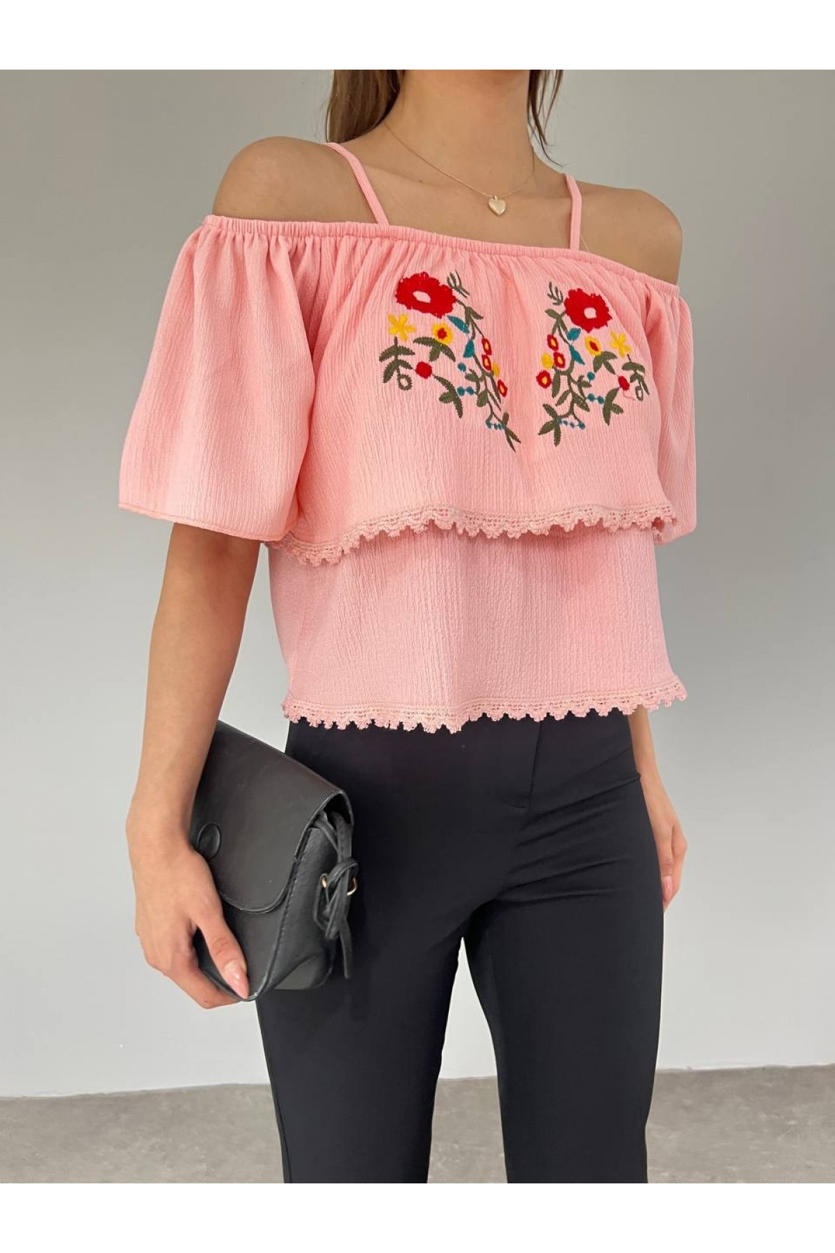 Gül Nakışlı Güpürlü İp Askılı Tişort -Yavruağzı