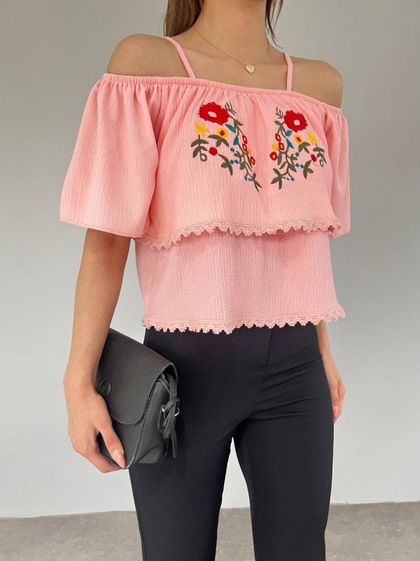 Gül Nakışlı Güpürlü İp Askılı Tişort -Yavruağzı