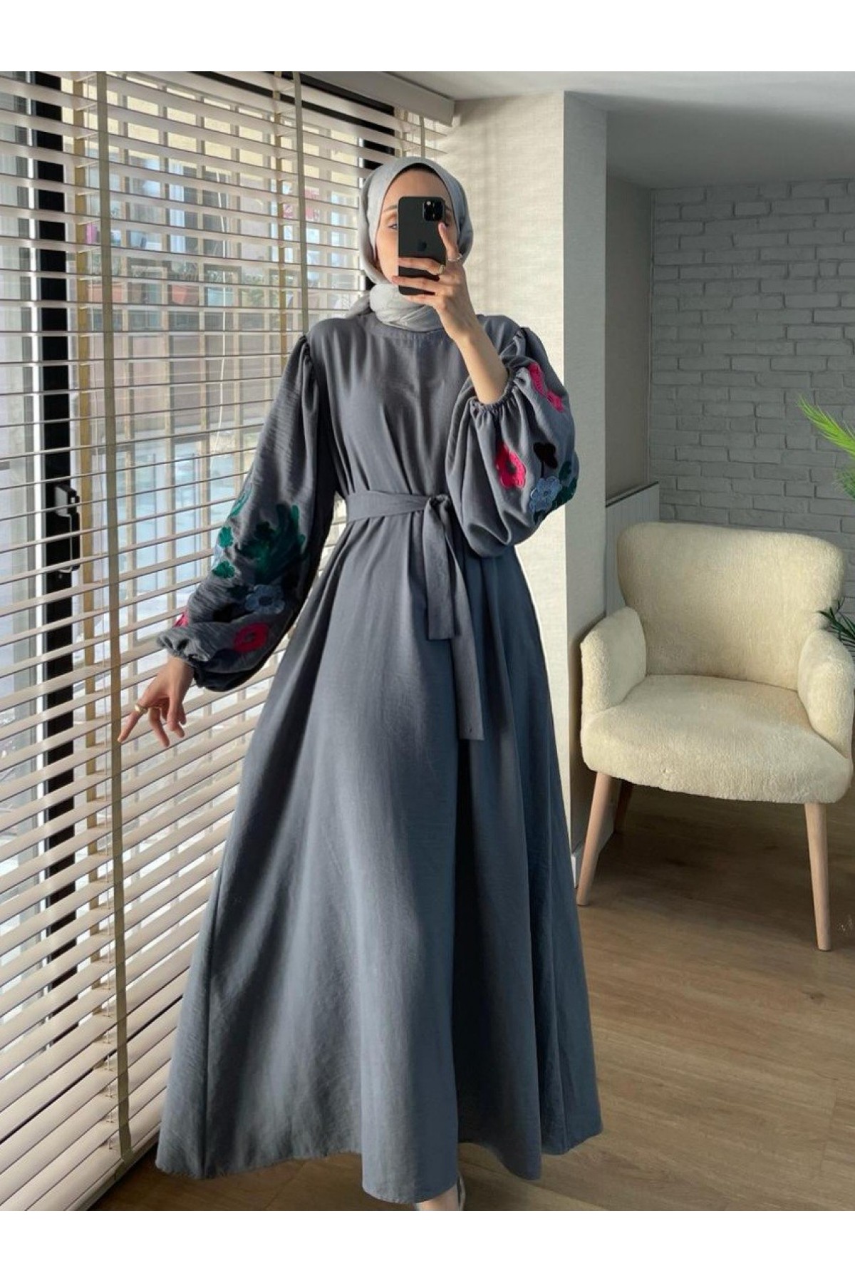Kolları Balon Süzene İşlemeli Kemerli Elbise   -Gri