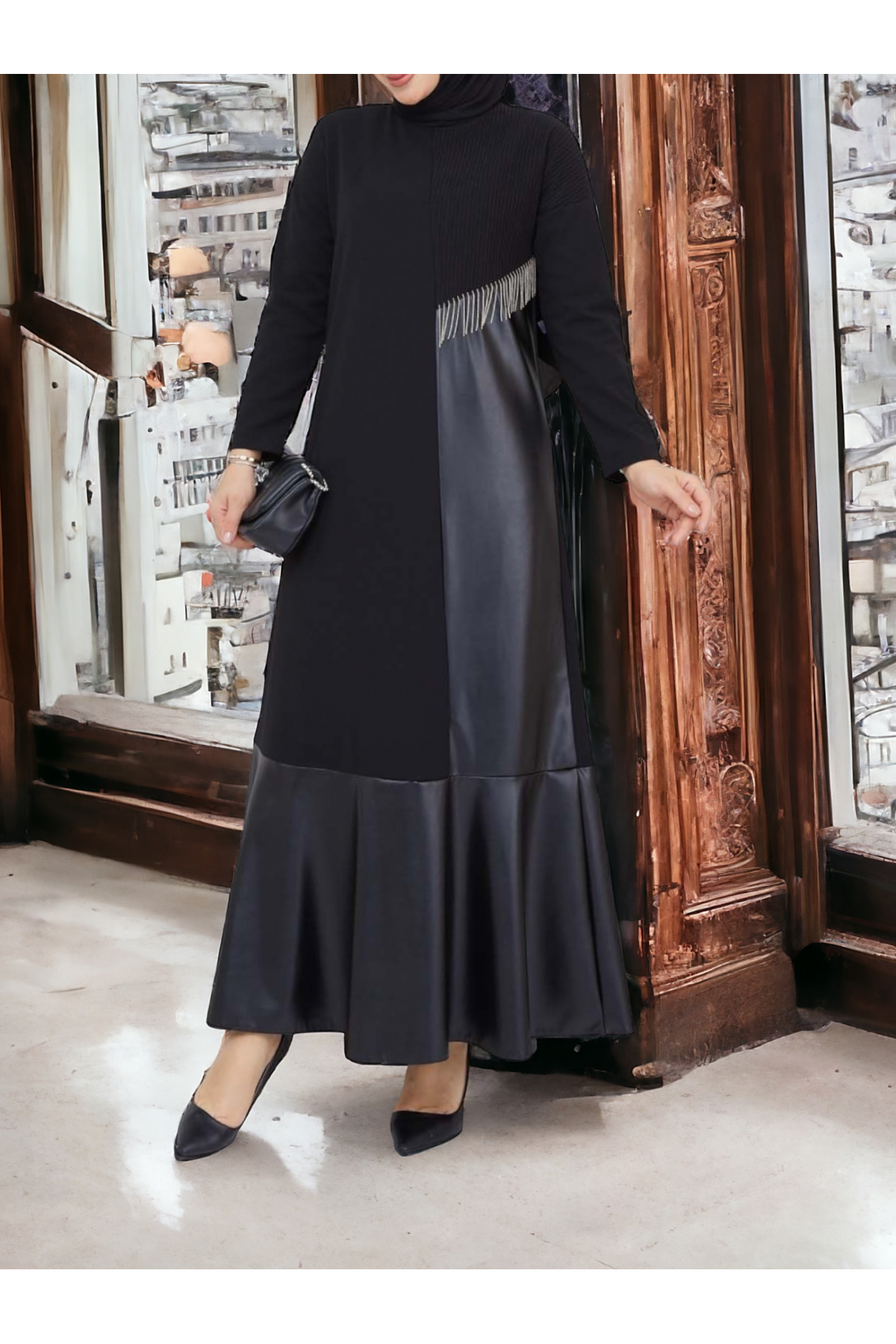 Deri Detaylı Metal Zincirli Elbise -Siyah