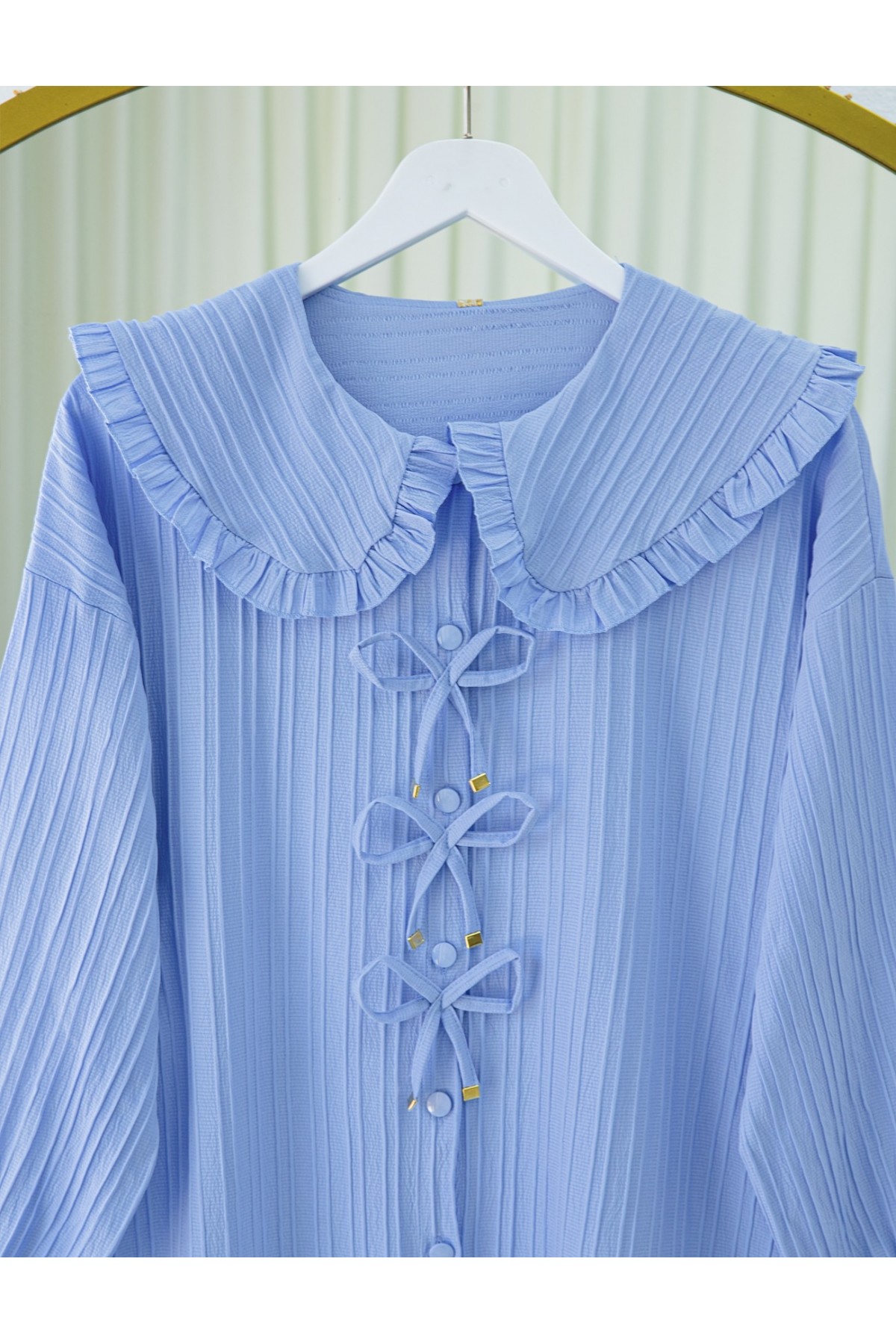 Önü Kurdele Detaylı Düğmeli Önlük Yaka Gömlek -Mavi