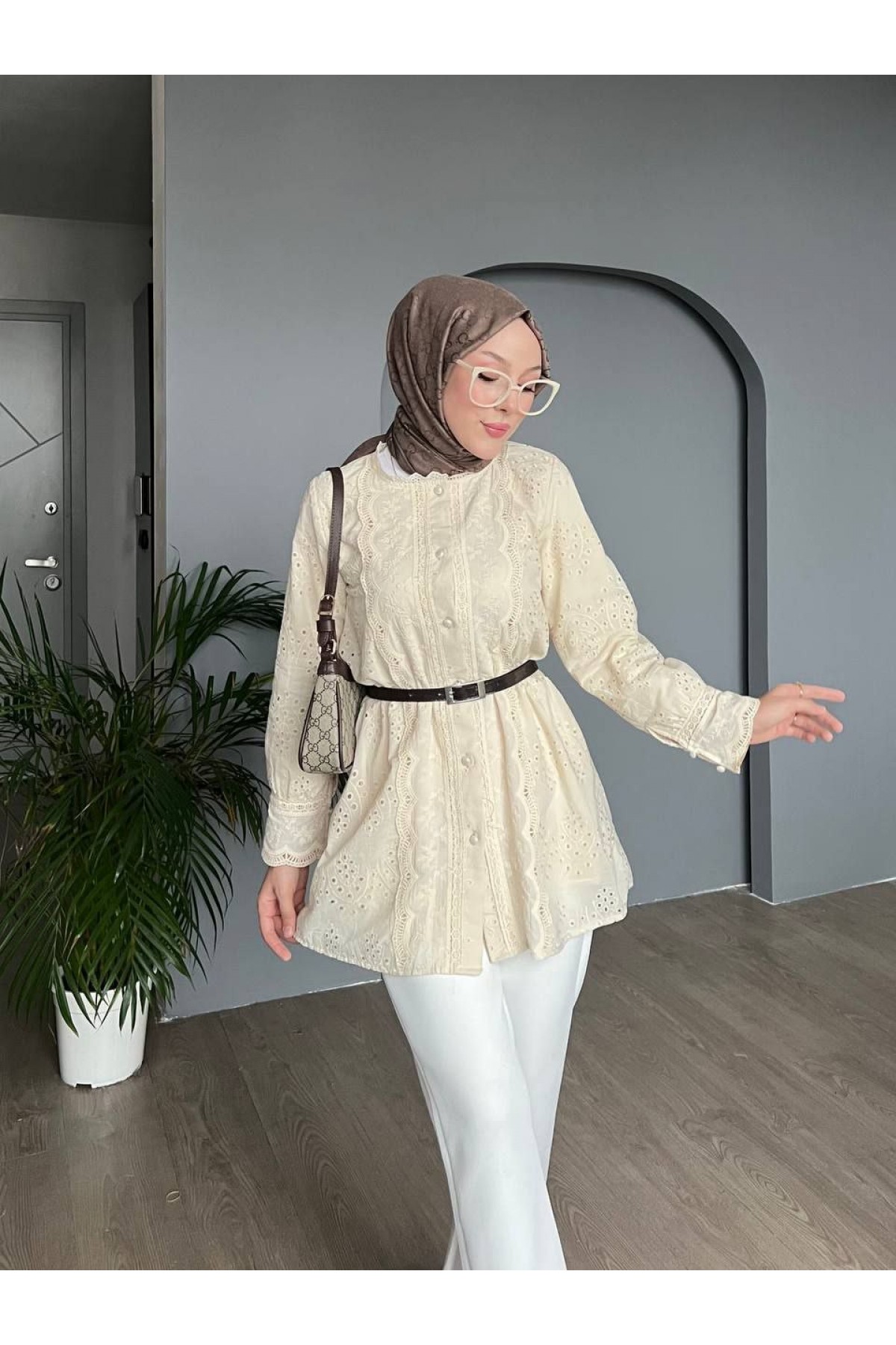 Yakası Ve Kolu Dantelli Top Düğmeli Astarlı Gömlek -Bej