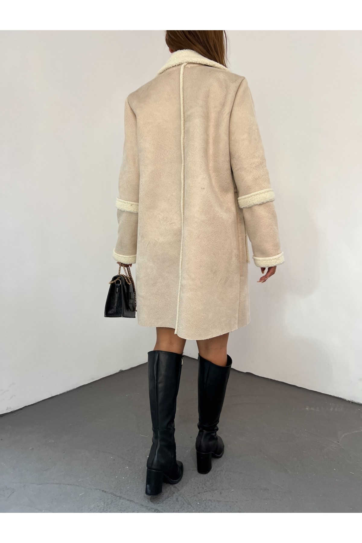 İçi Kürklü Çift Düğmeli Cepli Süet Kaban -Bej