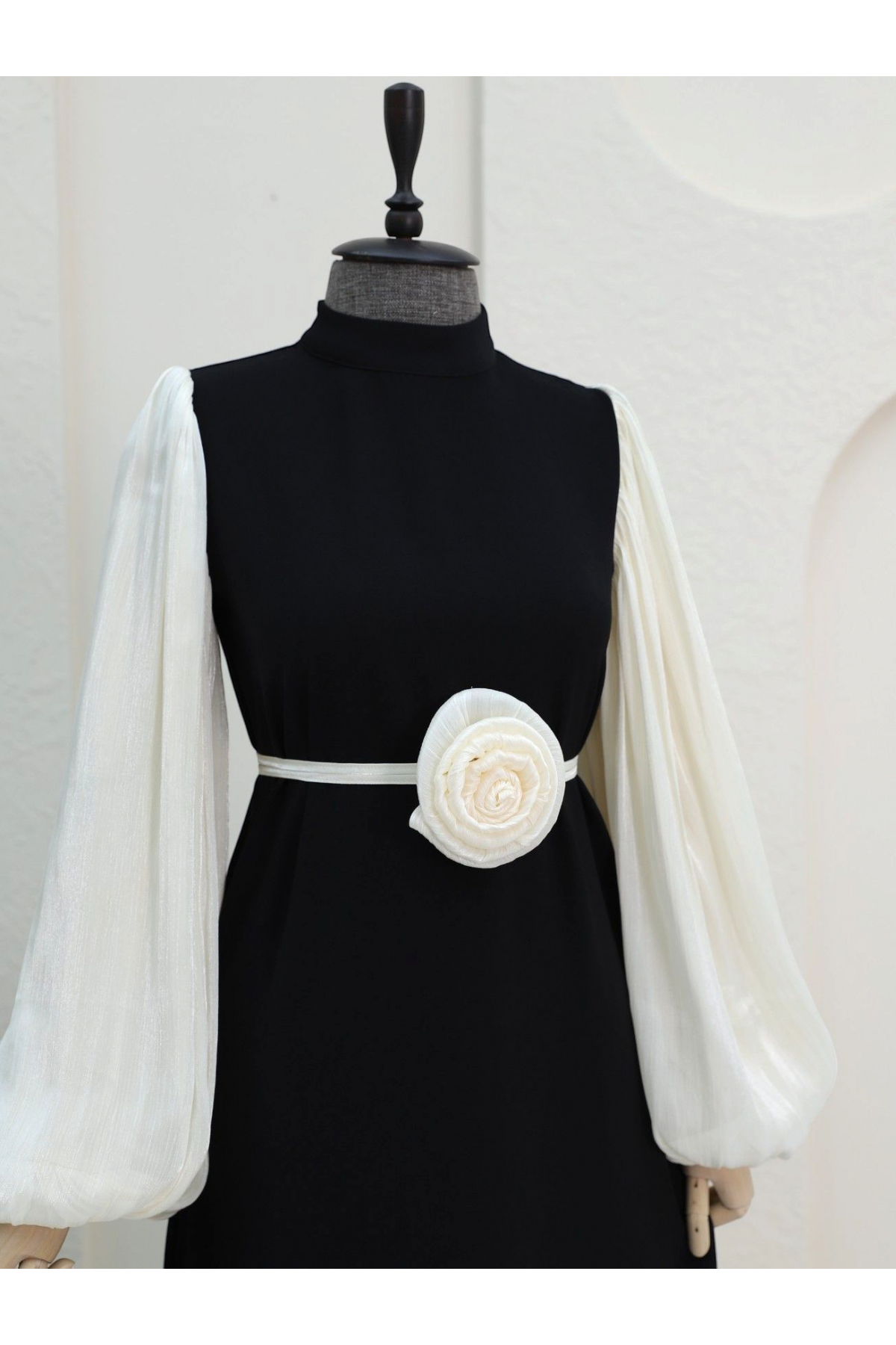 Balon Kol Manşeti Lastikli Güllü Kemerli Elbise  -Ekru