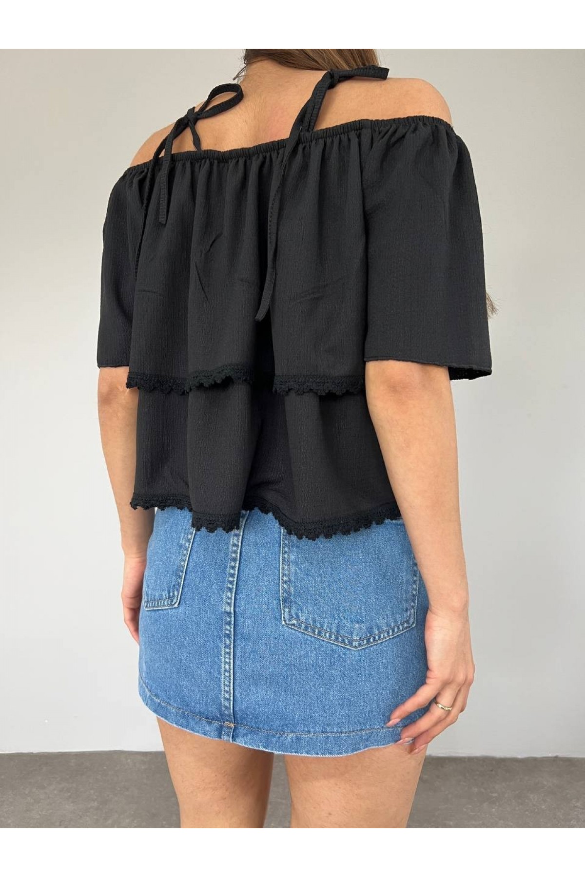 Gül Nakışlı Güpürlü İp Askılı Tişort -Siyah