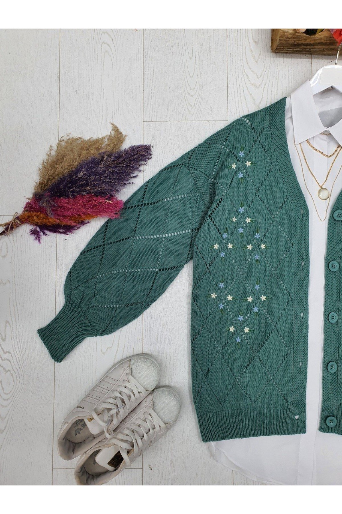 Ajurlu Çiçek Nakışlı Düğmeli Triko Hırka -Mint