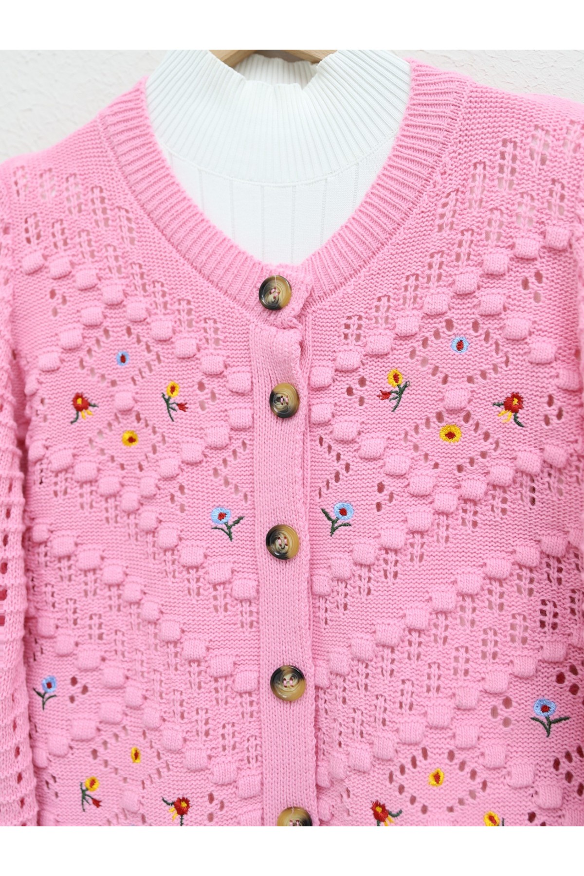 Çiçek Nakışlı Ponponlu Ajurlu Triko Hırka -Pembe