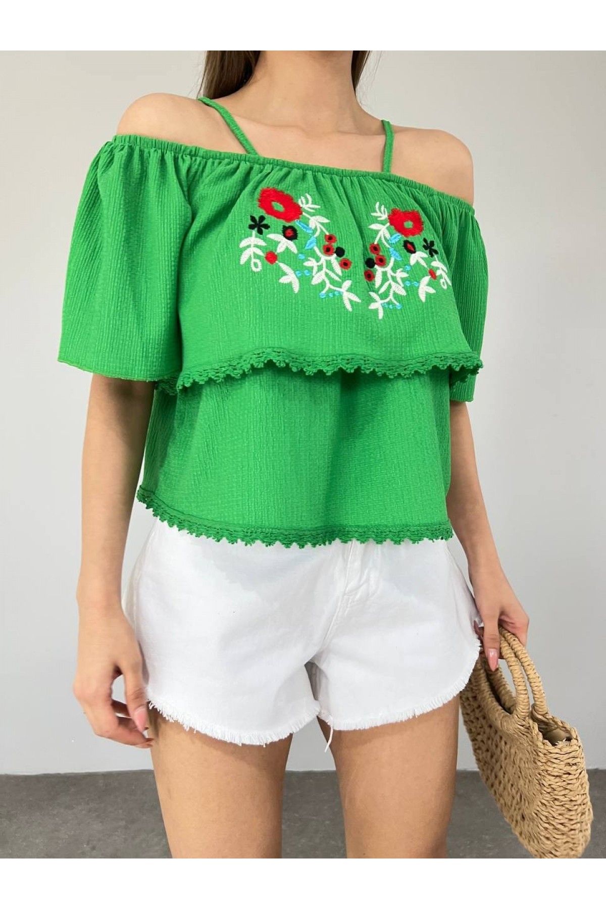 Gül Nakışlı Güpürlü İp Askılı Tişort -Yeşil