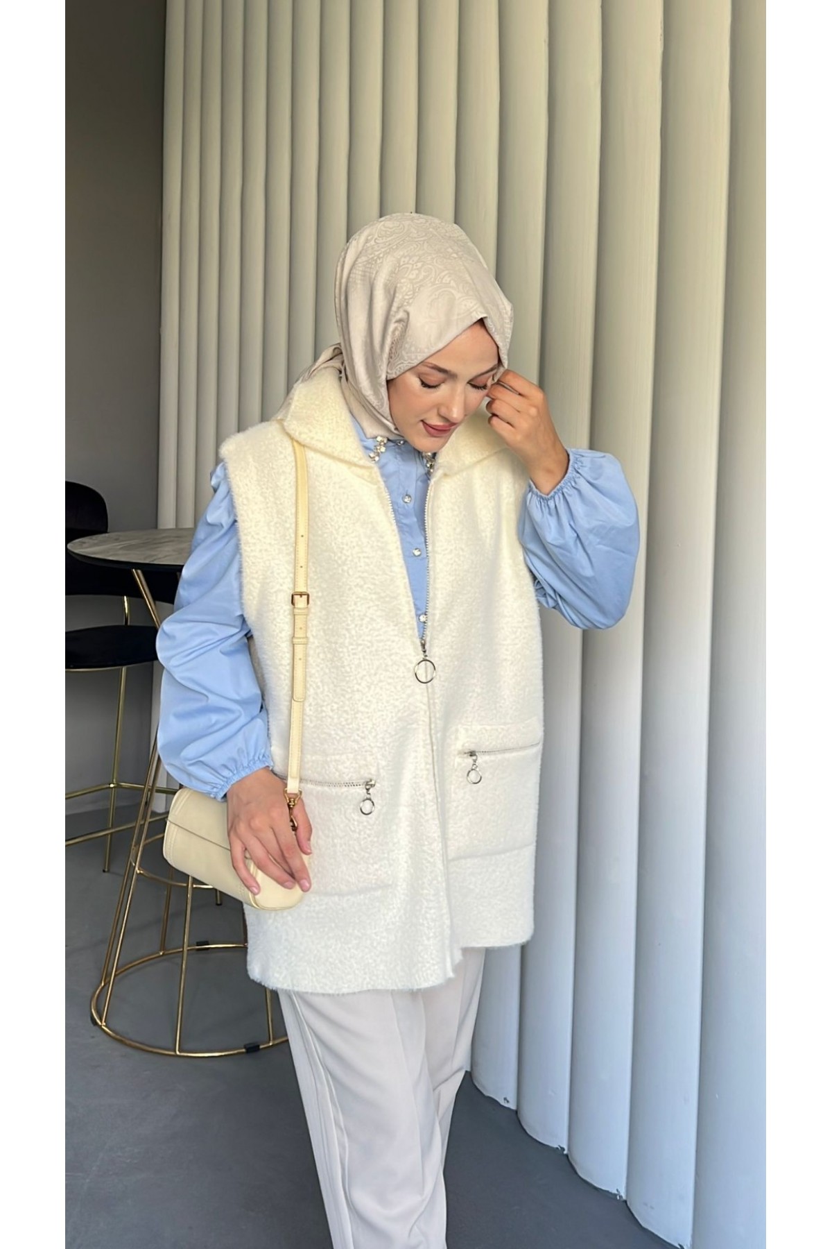 Önü Fermuarlı Torba Cepli Sakallı Yelek -Beyaz