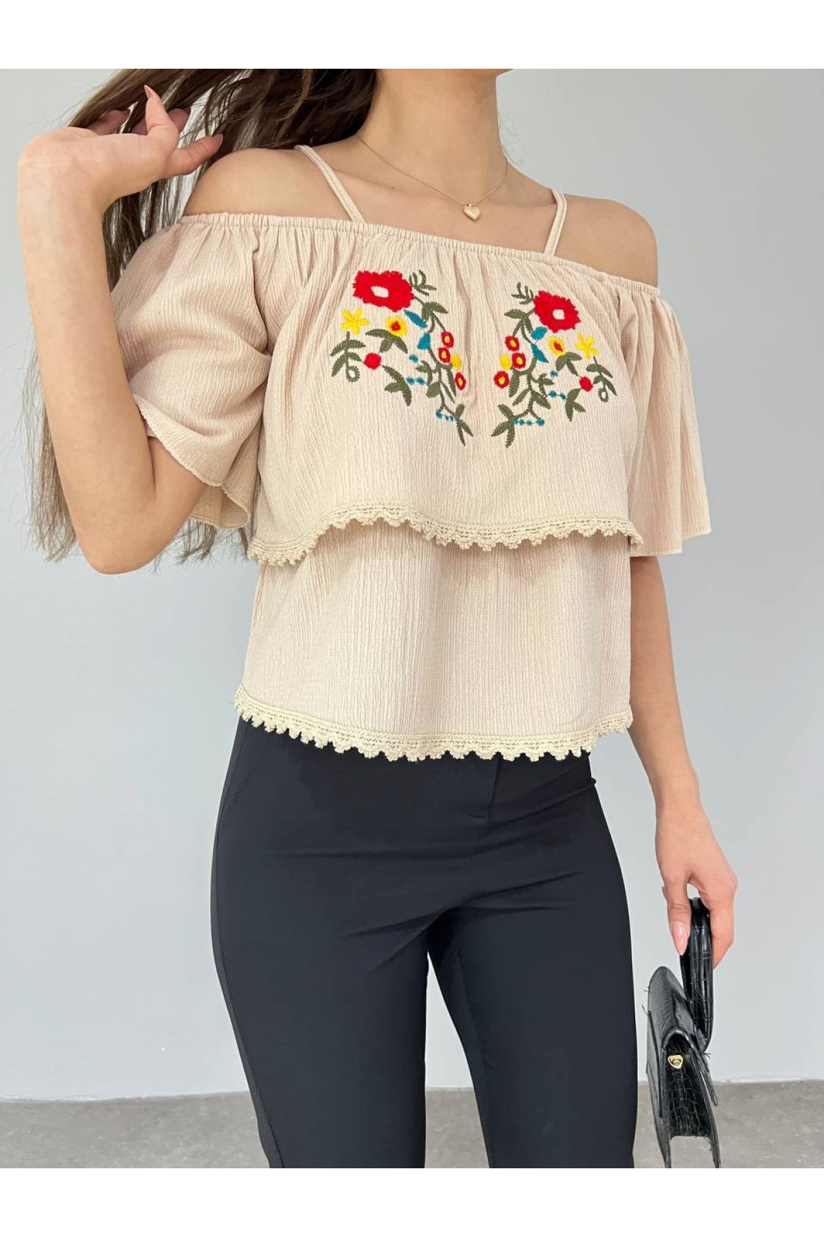 Gül Nakışlı Güpürlü İp Askılı Tişort -Bej