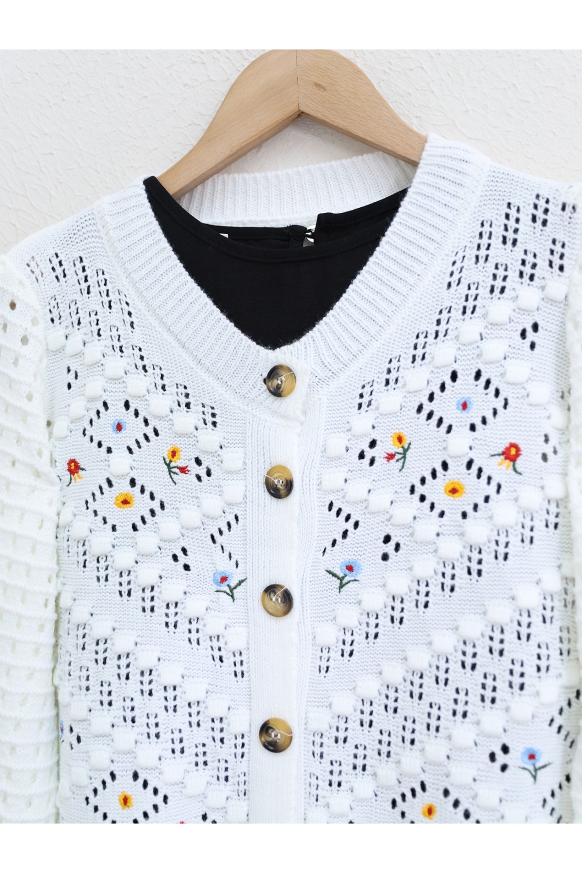 Çiçek Nakışlı Ponponlu Ajurlu Triko Hırka  -Ekru