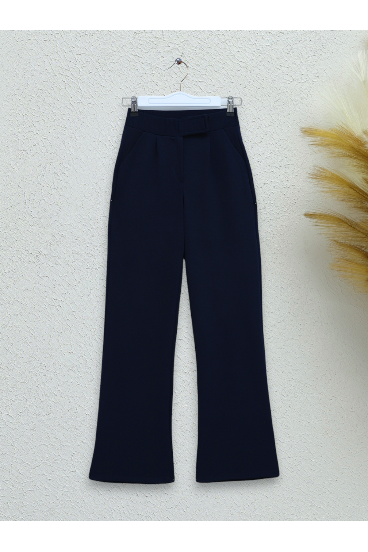 Beli Cırtcırt Detay Boru Paça Kumaş Pantalon -Laci