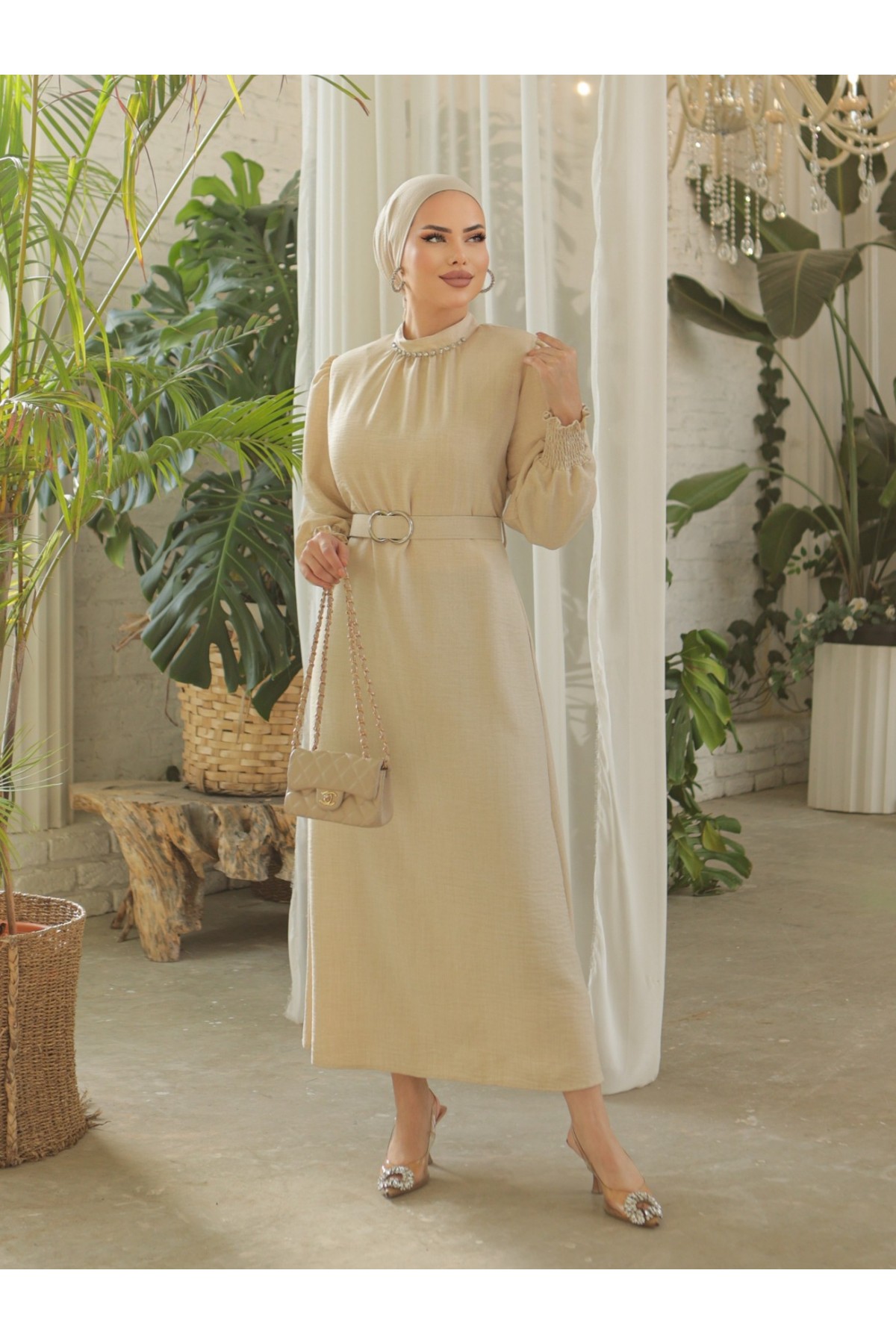 Yakası Taşlı Büzgü Kollu Kemerli Keten Elbise  -Bej