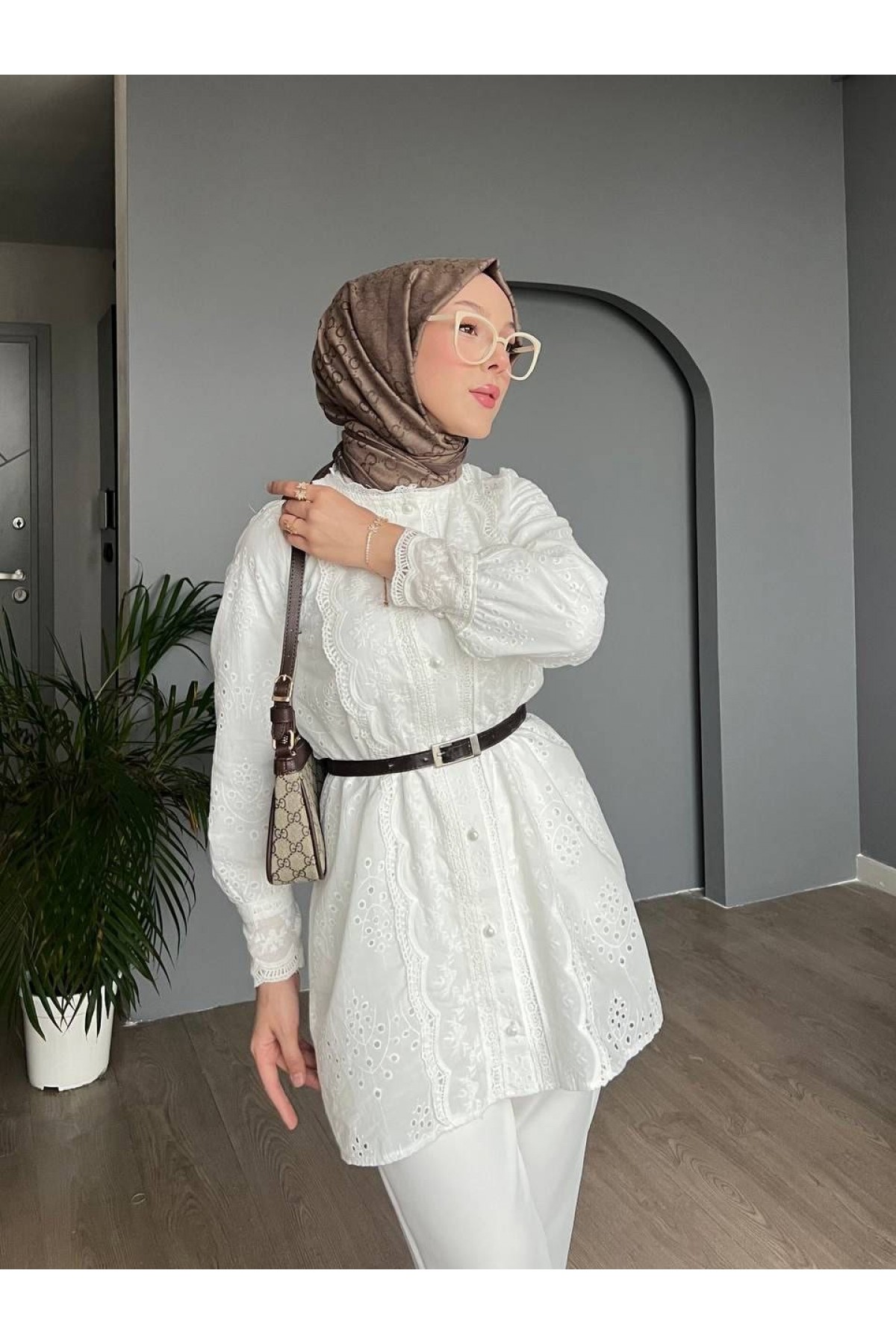 Yakası Ve Kolu Dantelli Top Düğmeli Astarlı Gömlek -Beyaz