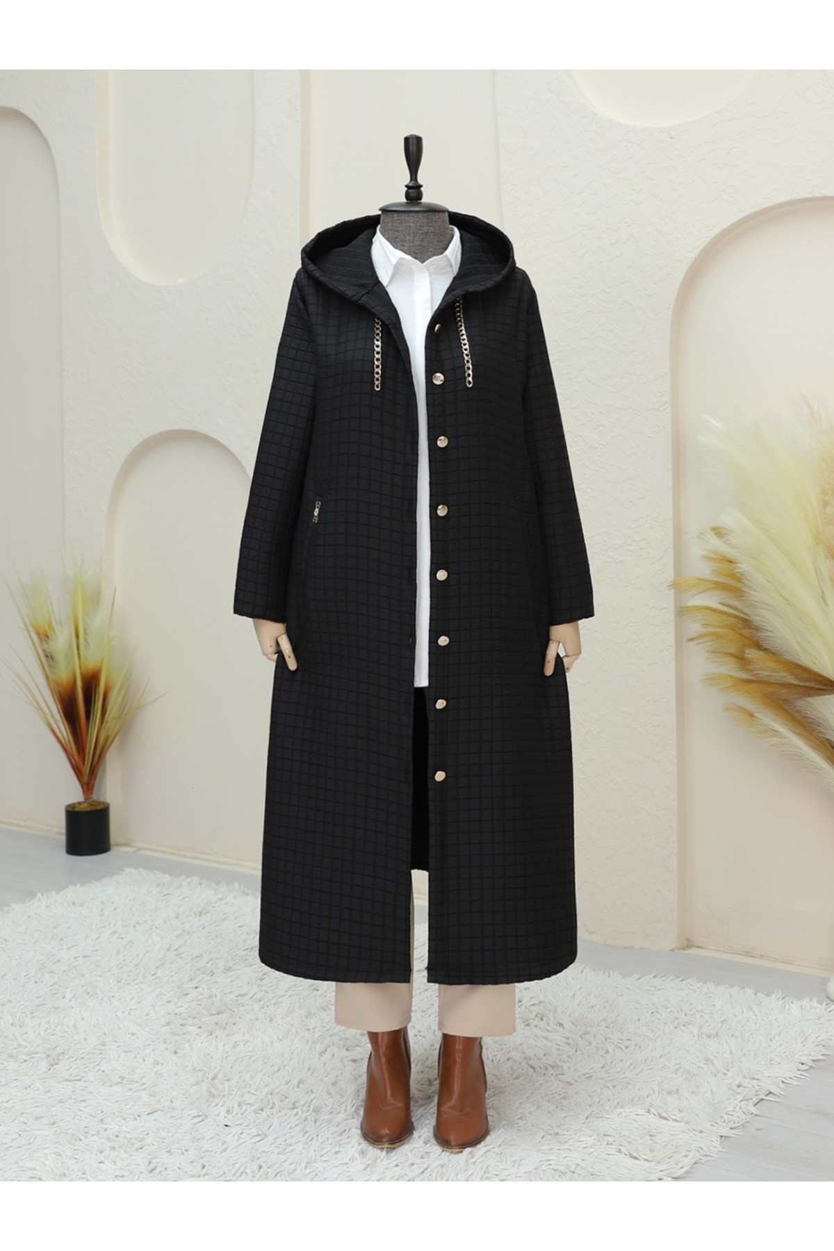 Yakası Zincir Detaylı Uzun Kapitone Kaban -Siyah