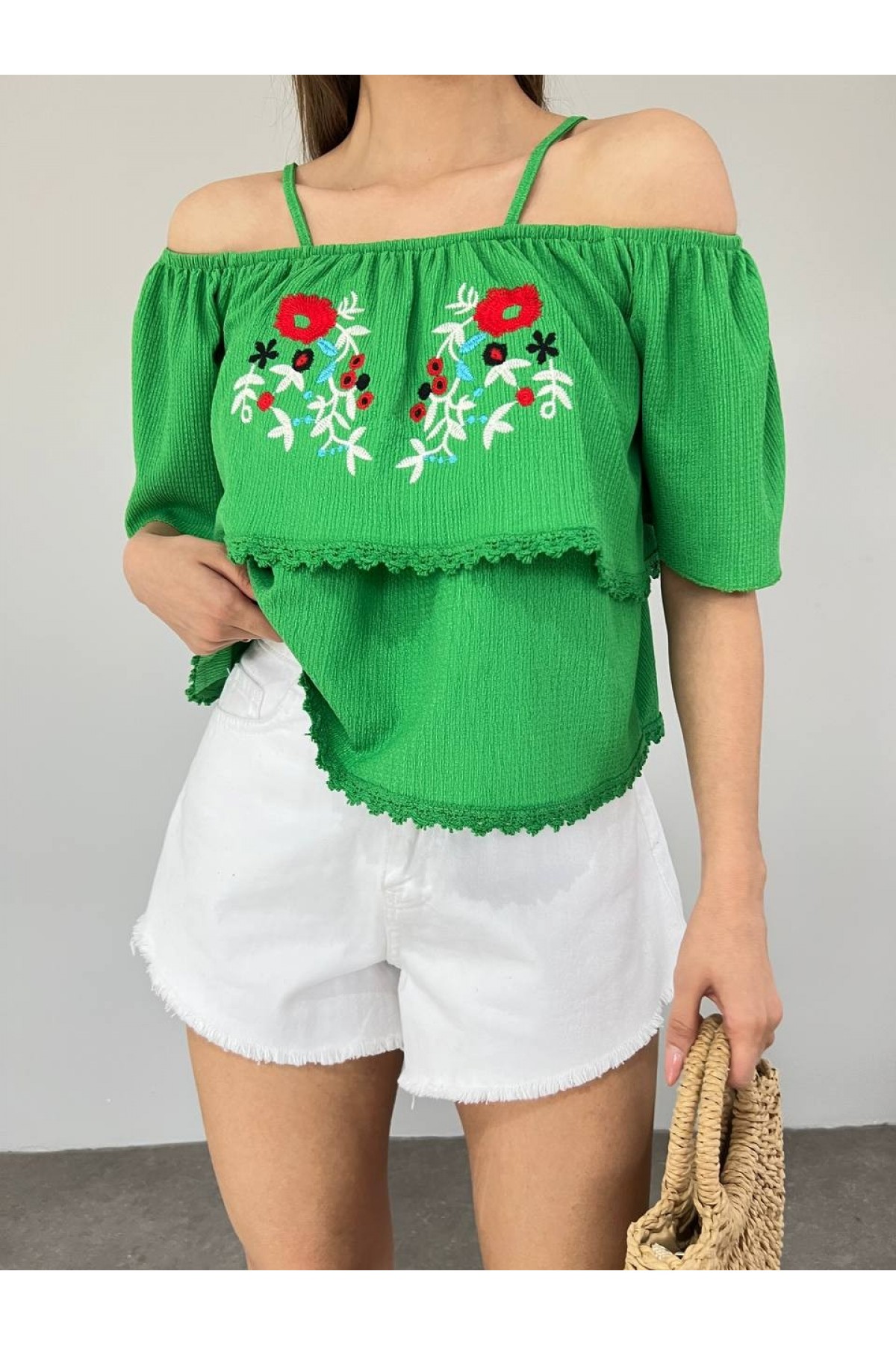 Gül Nakışlı Güpürlü İp Askılı Tişort -Yeşil
