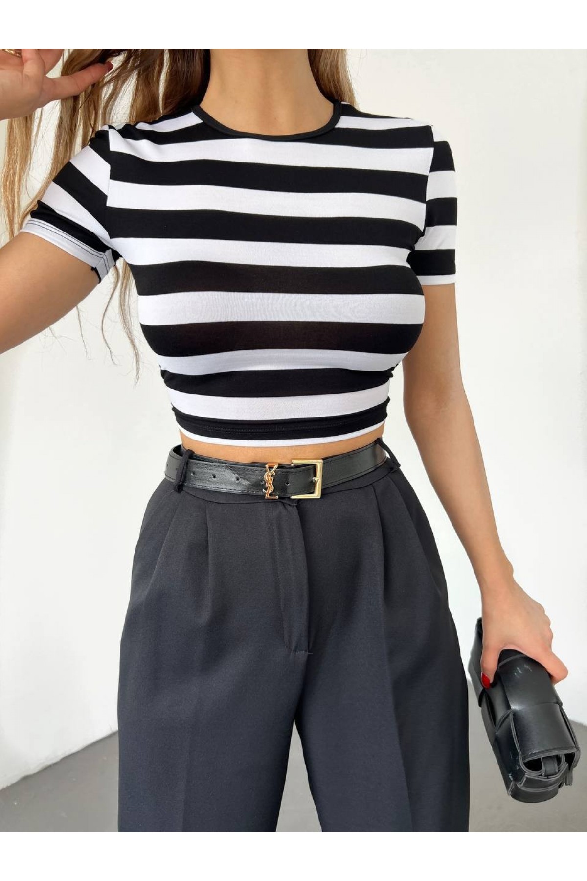 Sırt Dekolteli Kemer Detaylı Crop Tişort -Siyah