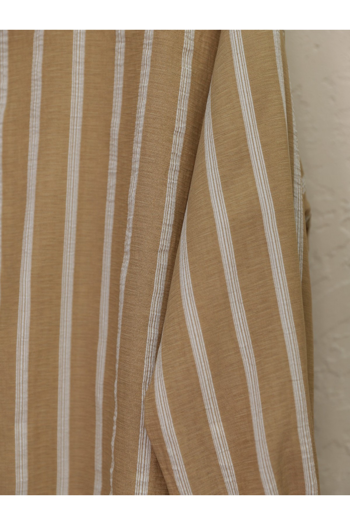 Boydan Düğmeli Arkası Uzun Çizgili Gömlek -Vizon