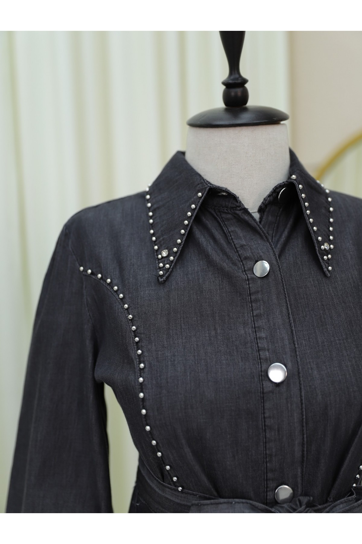 Belden Bağlamalı Önü Düğmeli Boncuklu Kot Elbise -Antrasit