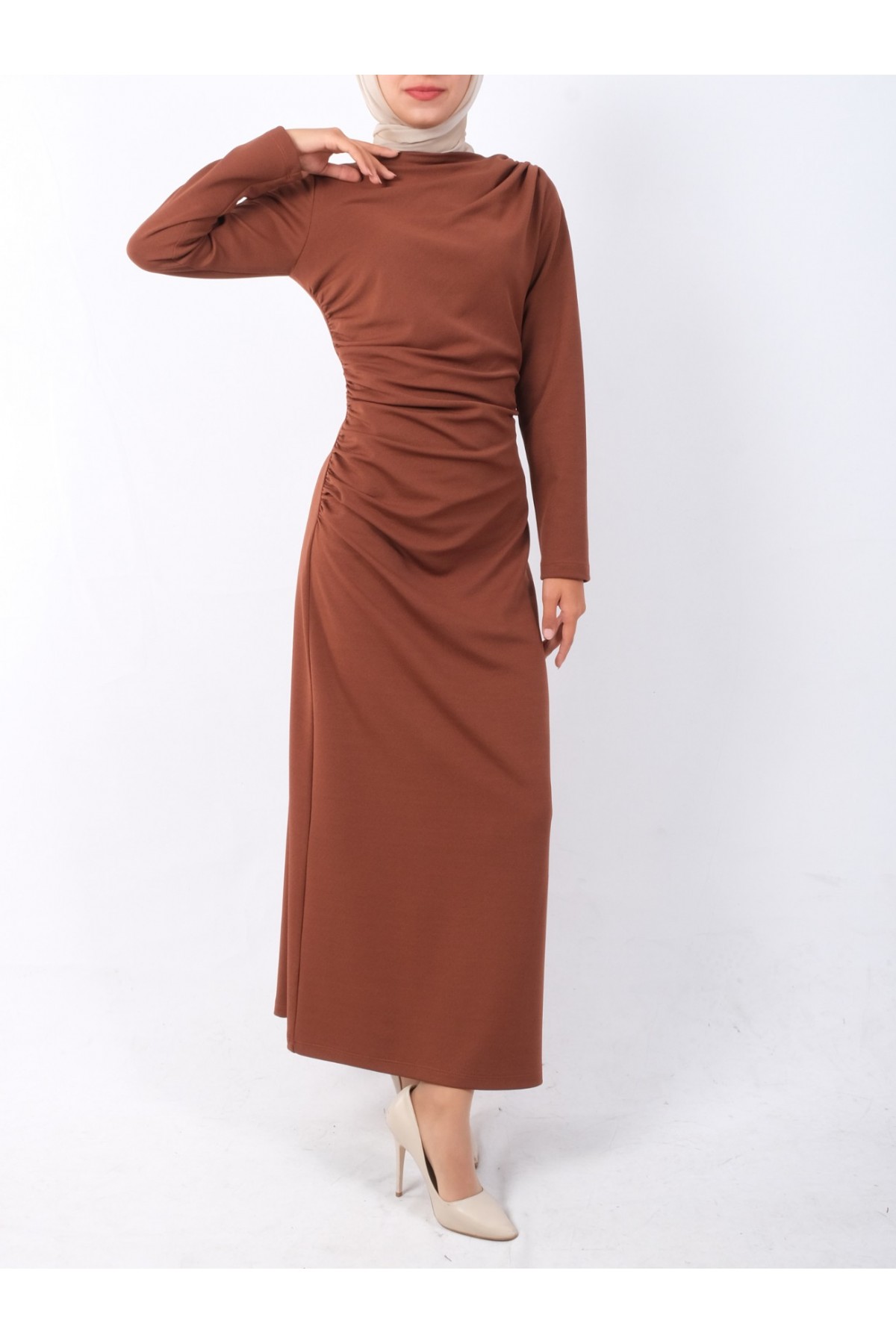 Kayık Yaka Yandan Drapeli Örme Krep Elbise -Taba