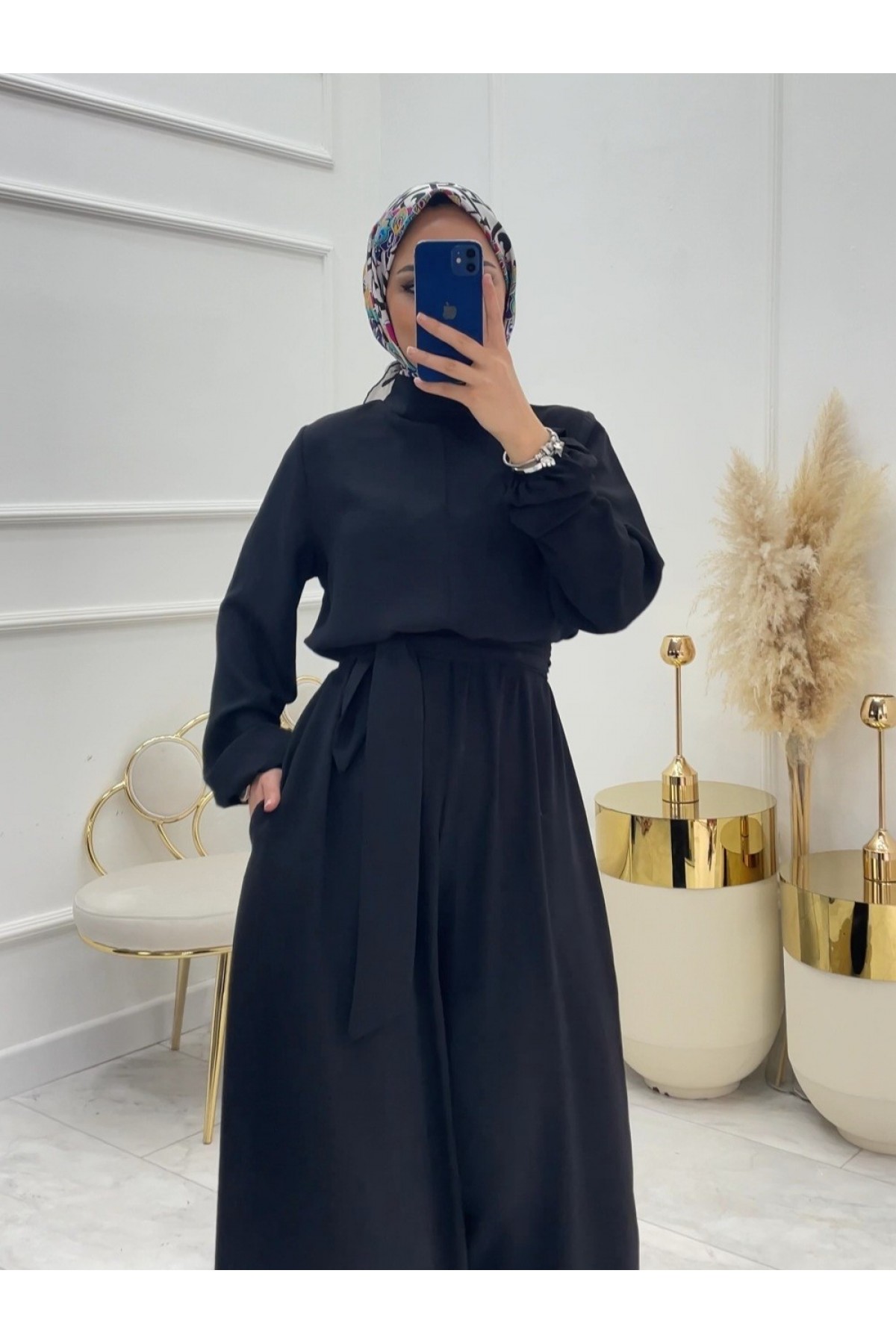 Dik Yaka Kemerli Güllü Tulum -Siyah