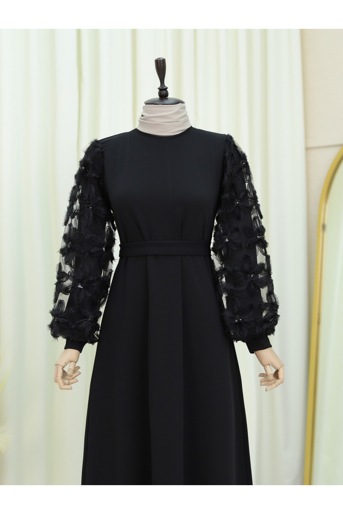 Kabartma Çiçekli Tül Kollu Kemerli Elbise -Siyah