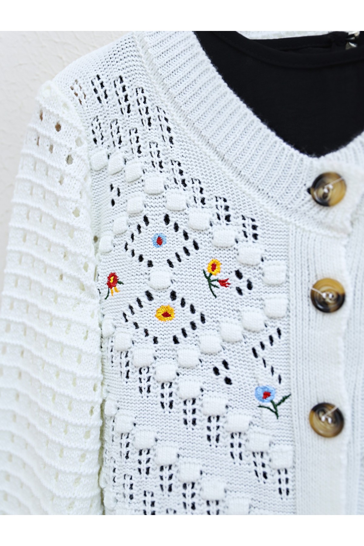 Çiçek Nakışlı Ponponlu Ajurlu Triko Hırka  -Ekru