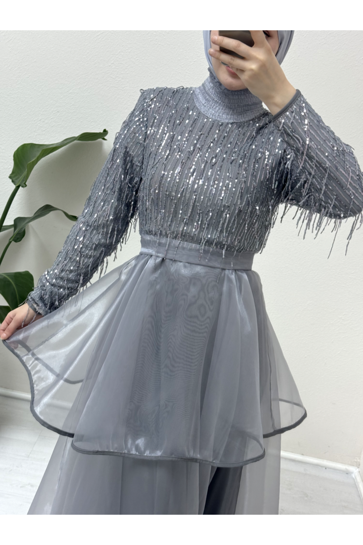 Yakası Lastikli Kuşaklı Pullu Tül Abiye  -Gri