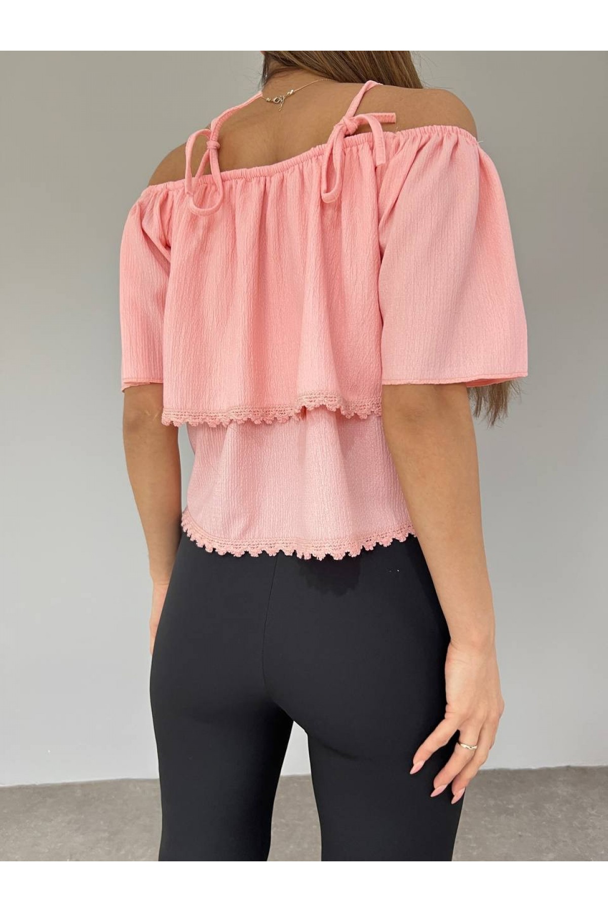 Gül Nakışlı Güpürlü İp Askılı Tişort -Yavruağzı