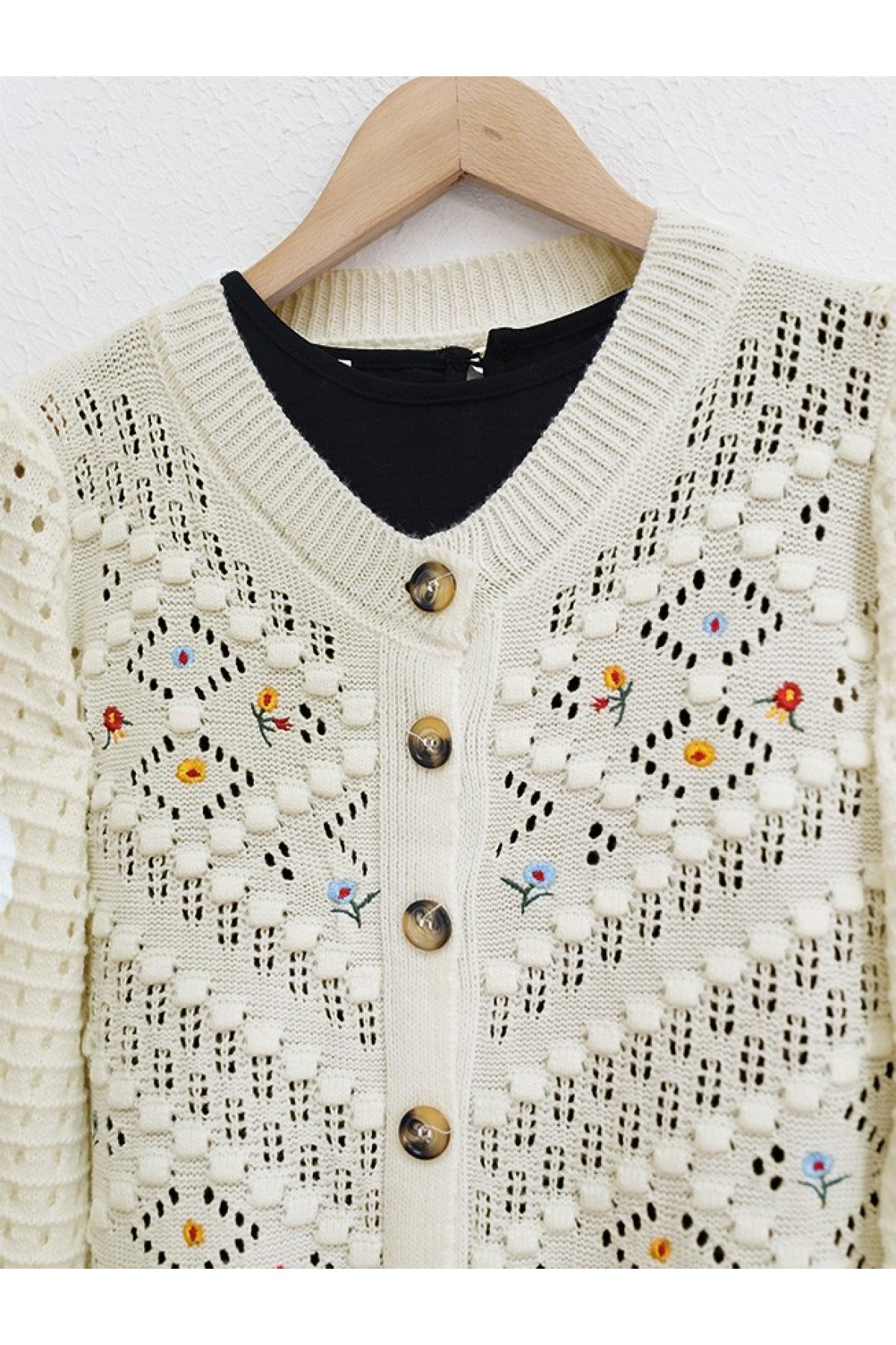 Çiçek Nakışlı Ponponlu Ajurlu Triko Hırka      -Krem