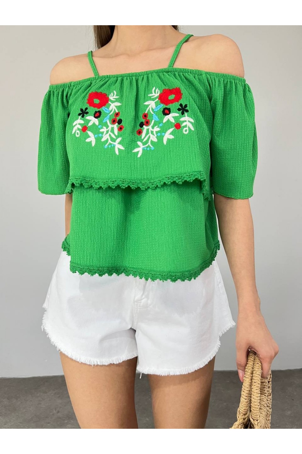 Gül Nakışlı Güpürlü İp Askılı Tişort -Yeşil