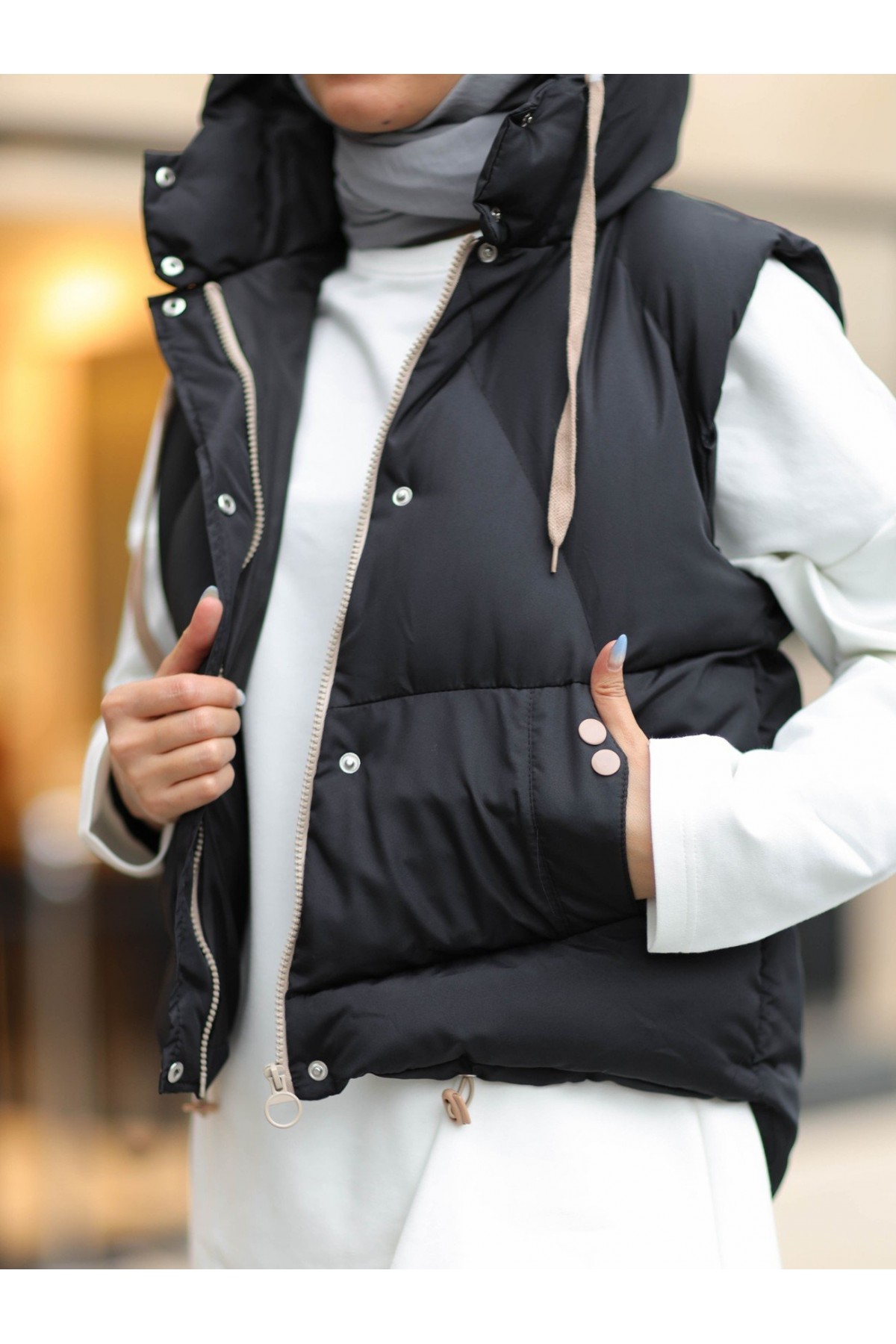 Sabit Kapşonlu Çıtçıtlı Fermuarlı Şişme Yelek  -Siyah