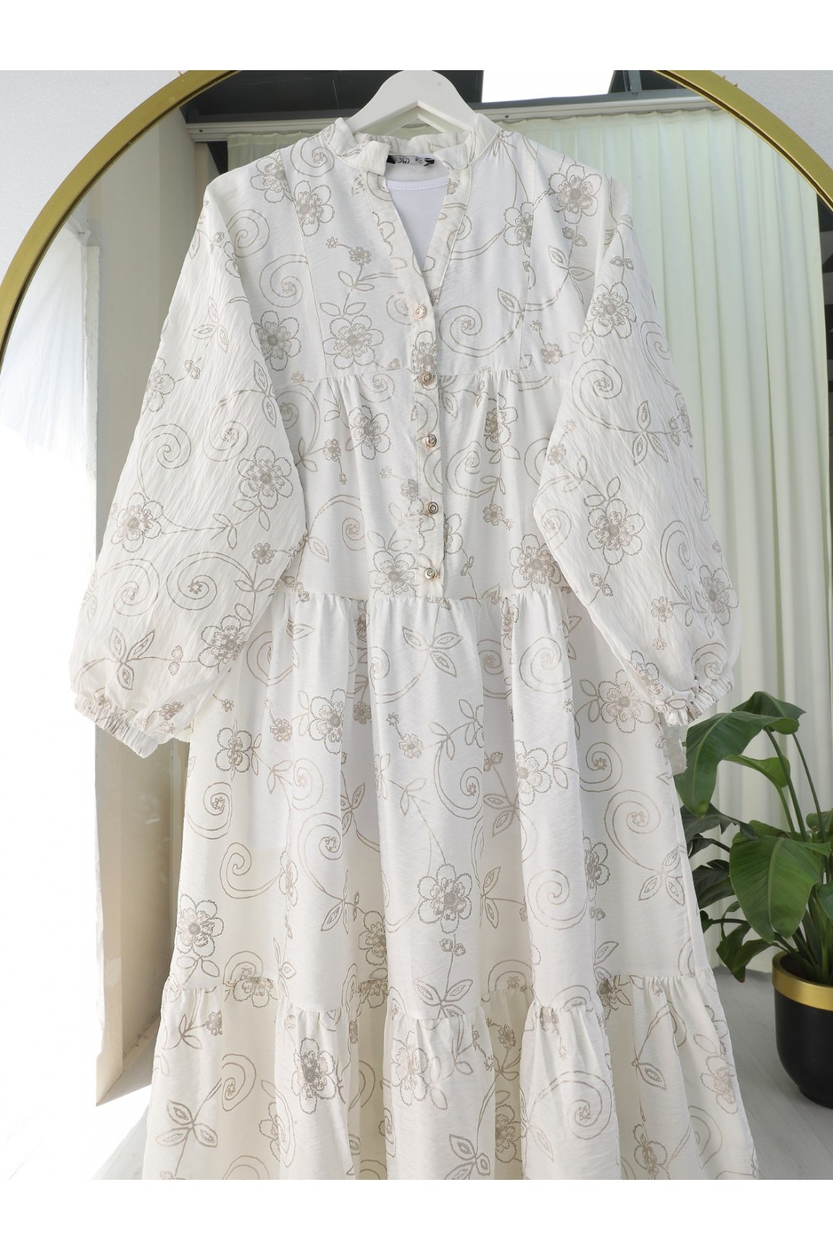 Kolu Lastikli Yarım Düğmeli Jakar Baskılı Parçalı Elbise -Beyaz