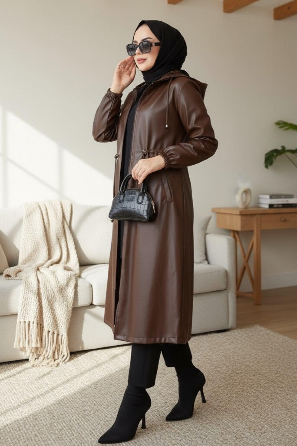 Kapşonlu Cepli Beli Bağcıklı Kolu Lastikli Deri Kap -Kahve