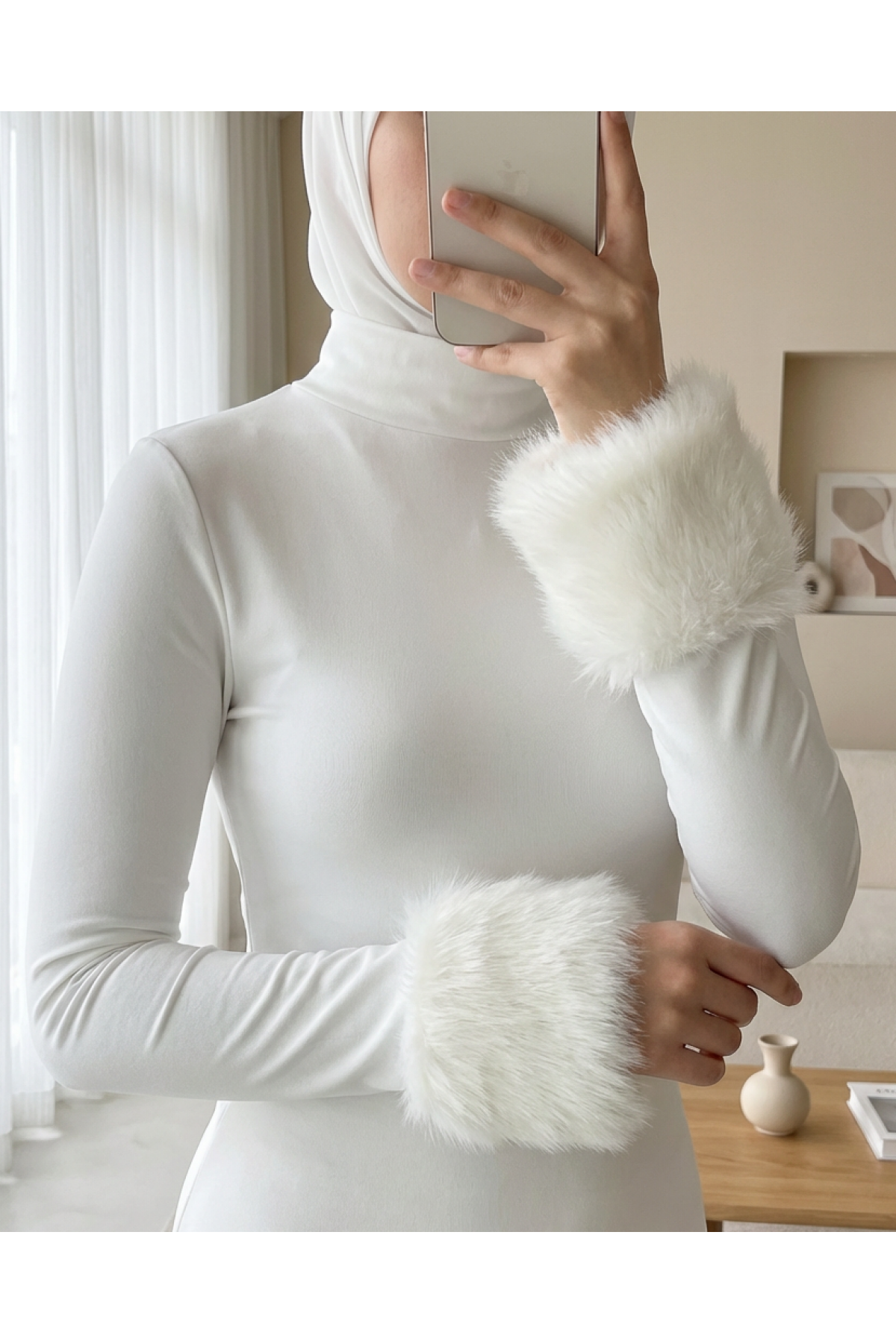 Kolu Kürklü Yarım Boğazlı Çıtçıtlı Zıbın Bluz -Beyaz