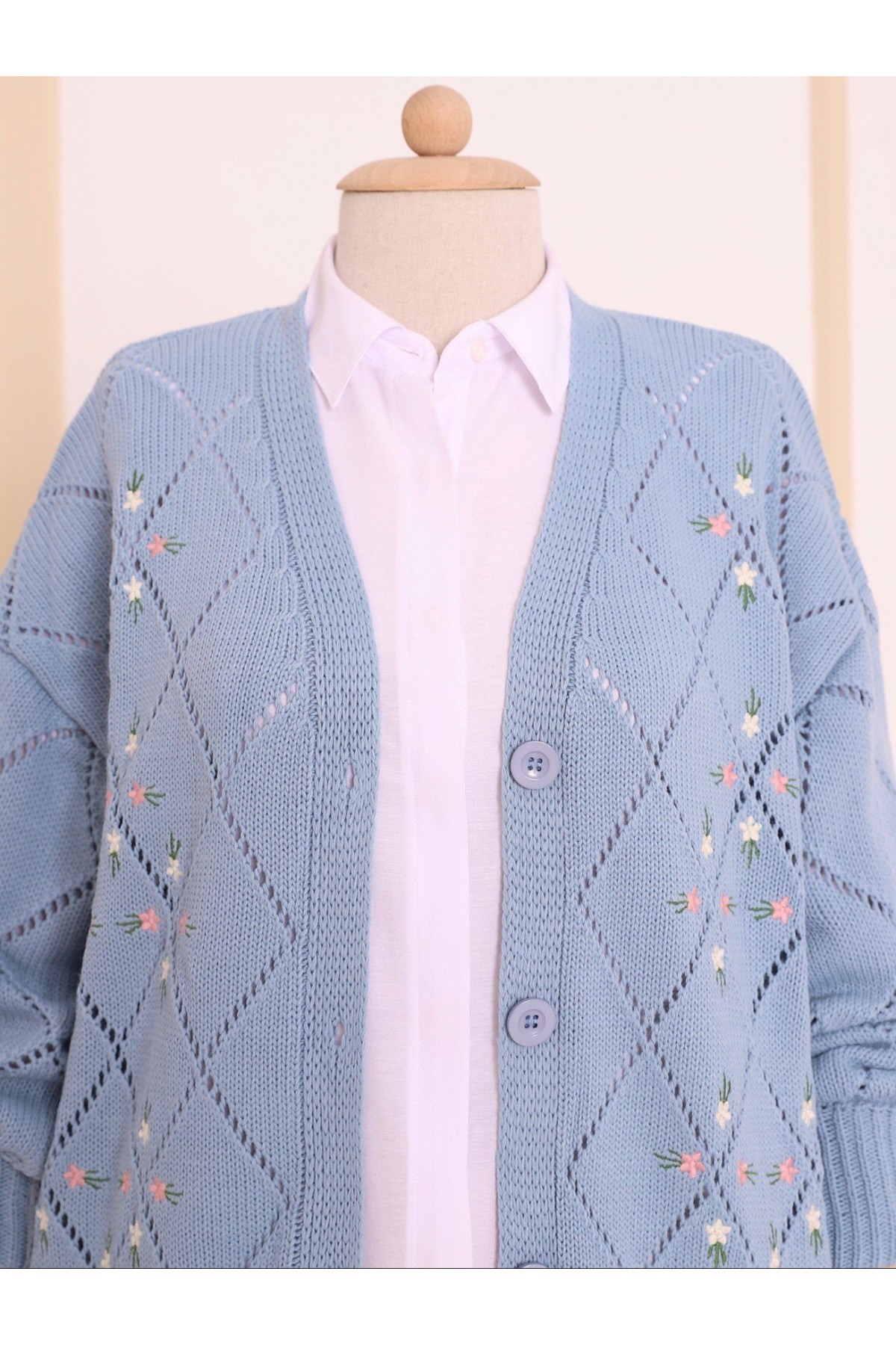 Ajurlu Çiçek Nakışlı Düğmeli Triko Hırka     -Mavi