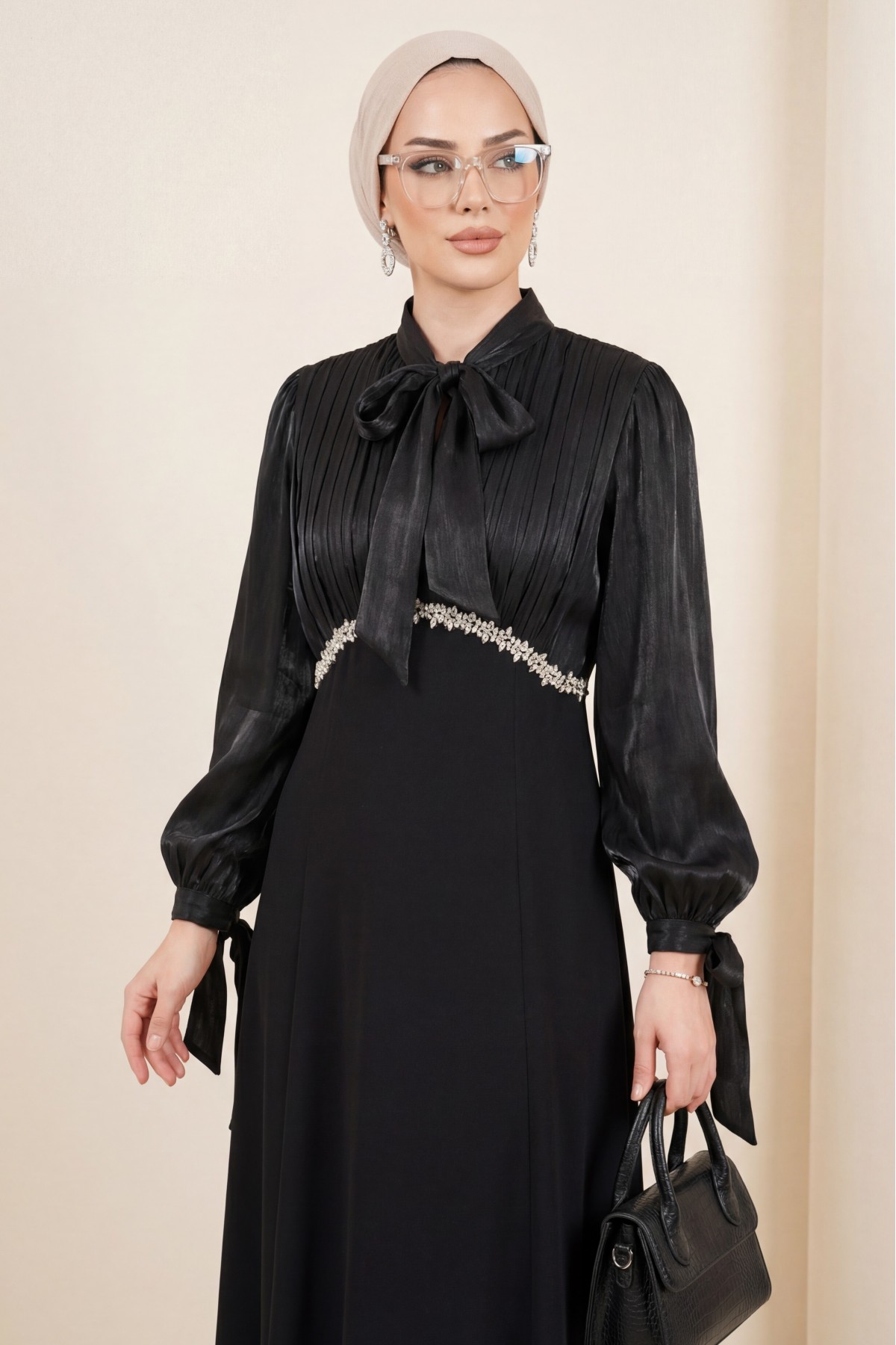 Yakası Ve Kolları Bağcıklı Üstü Piliseli Janjan Saten Eteği Krep Elbise -Siyah