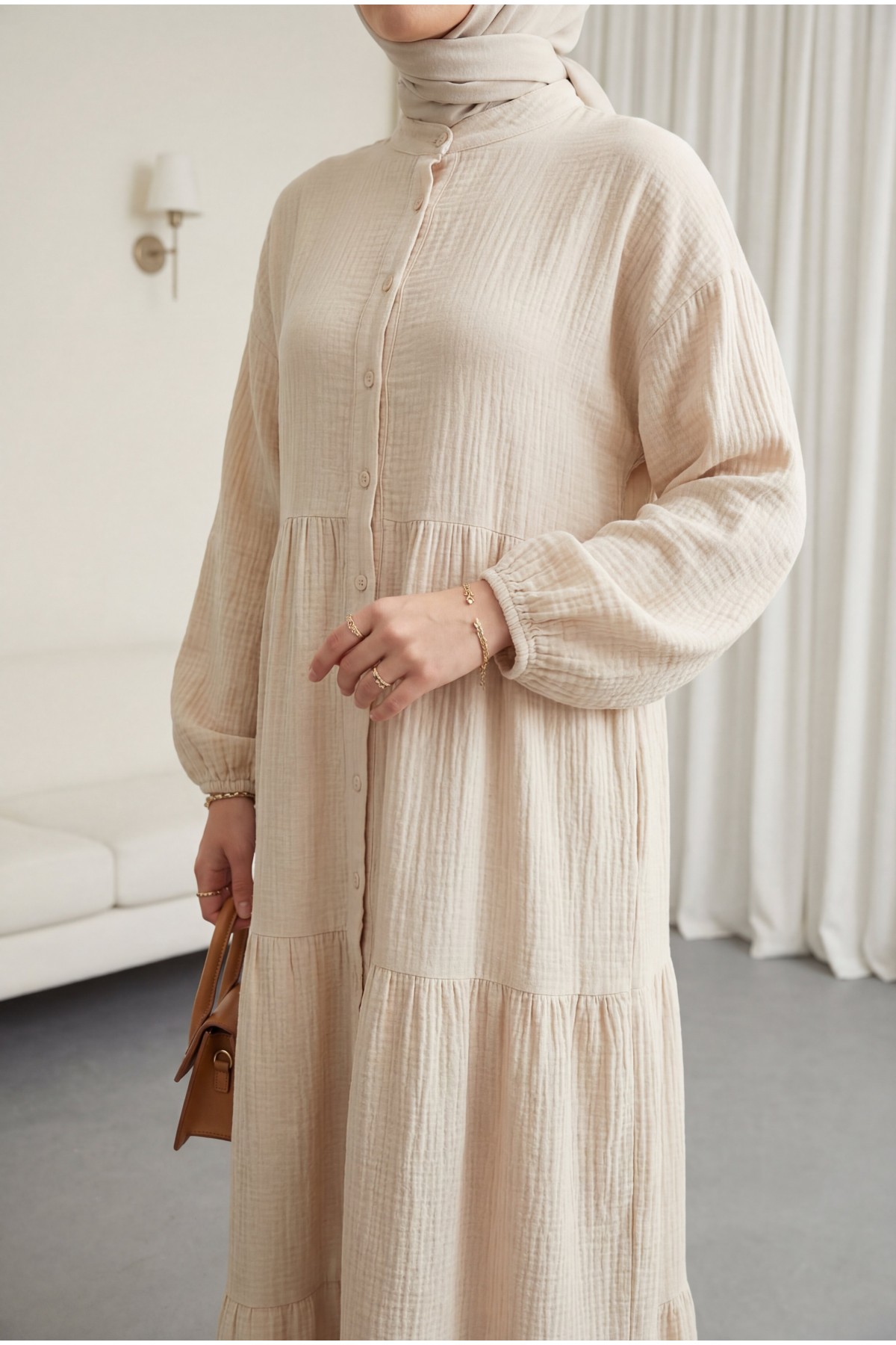 V Yaka Yarım Düğmeli Kolu Lastikli Parçalı Müslin Elbise -Taş