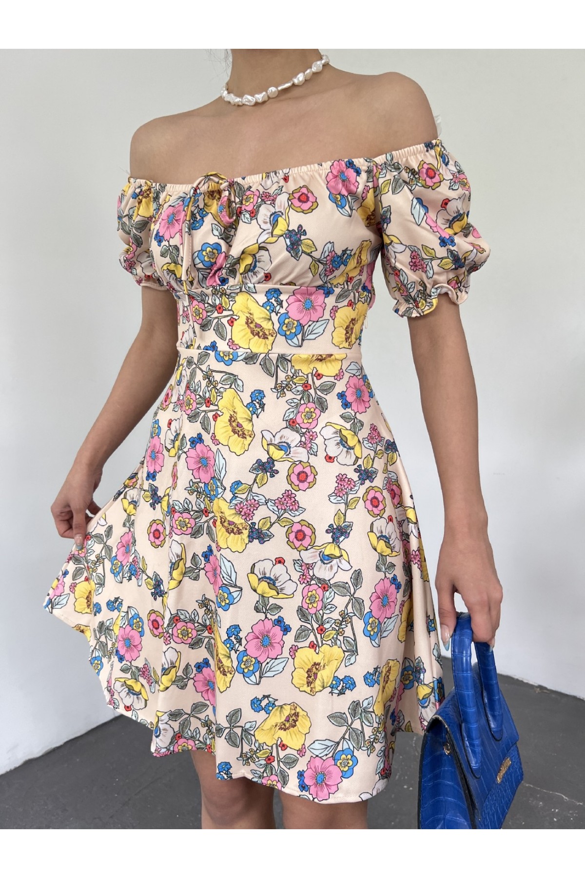 Yakası Lastikli Bağcık Detaylı Mini Elbise -Bej