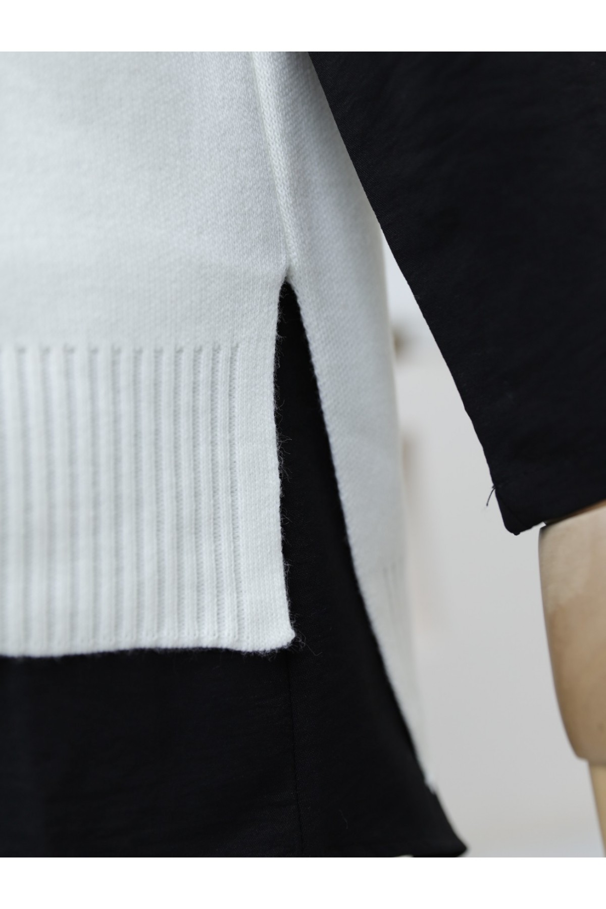 Arkası Uzun V Yaka Yırtmaçlı Süeter    -Ekru