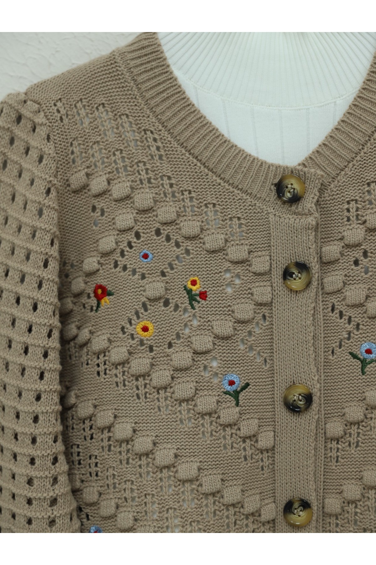 Çiçek Nakışlı Ponponlu Ajurlu Triko Hırka     -Vizon