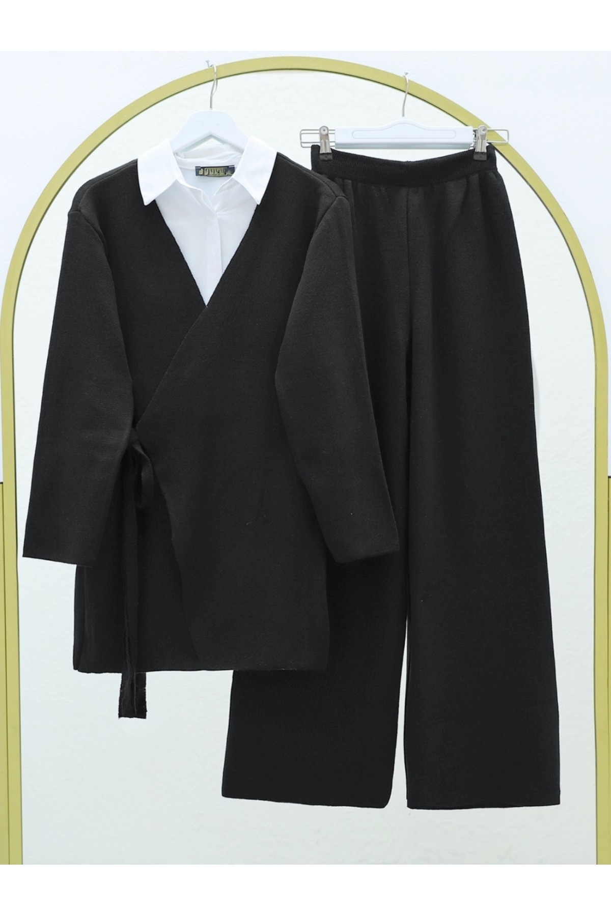 Önü Bağcıklı Hırkalı Triko Takım -Siyah