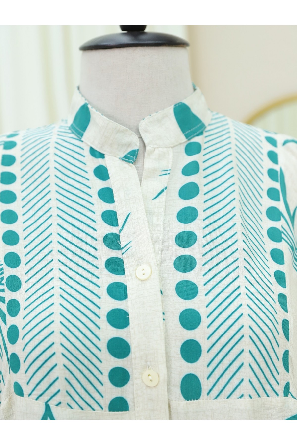 Dik Yaka Yarım Düğmeli Yaprak Desen Elbise -Orman Yş.