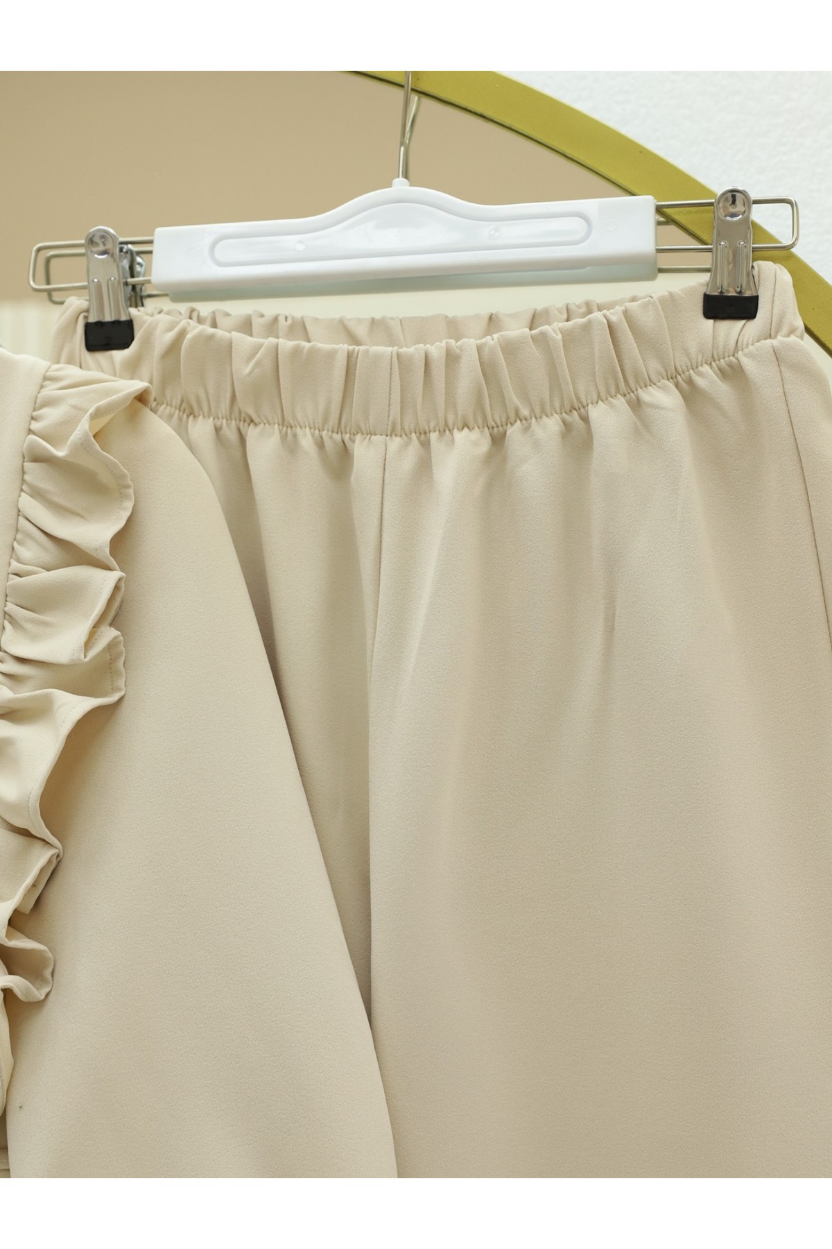 Önü Fırfırlı Bağcıklı Eteği Katlı Pantolonlu Kimono Takım  -Krem